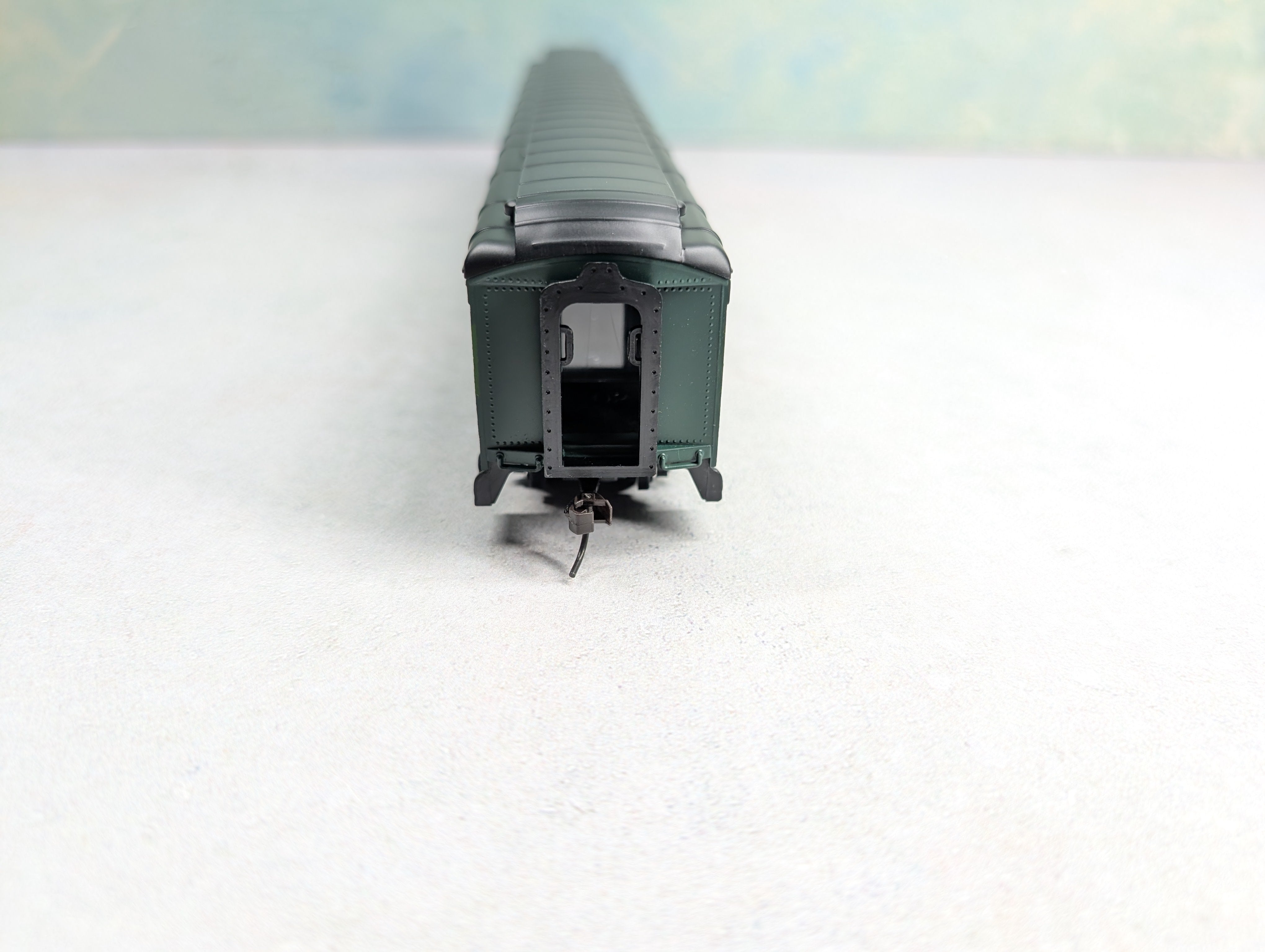 USED IHC 47572 HO Scale Combine Heavyweight Passenger Car Reading #593