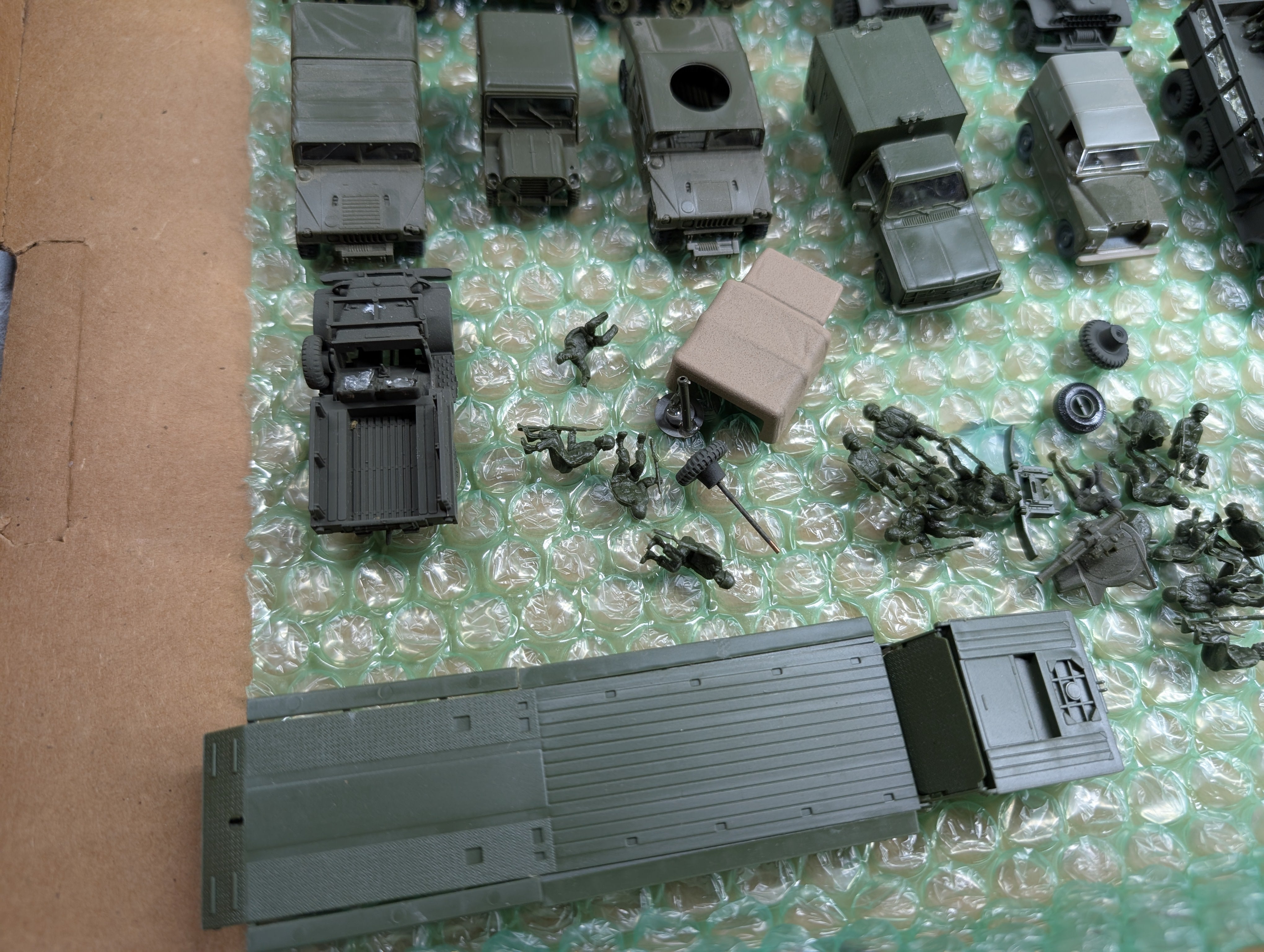 USED ROCO HO Scale Lot of Various Army Tank Cars, Vehicles, Parts and more, MiniTanks