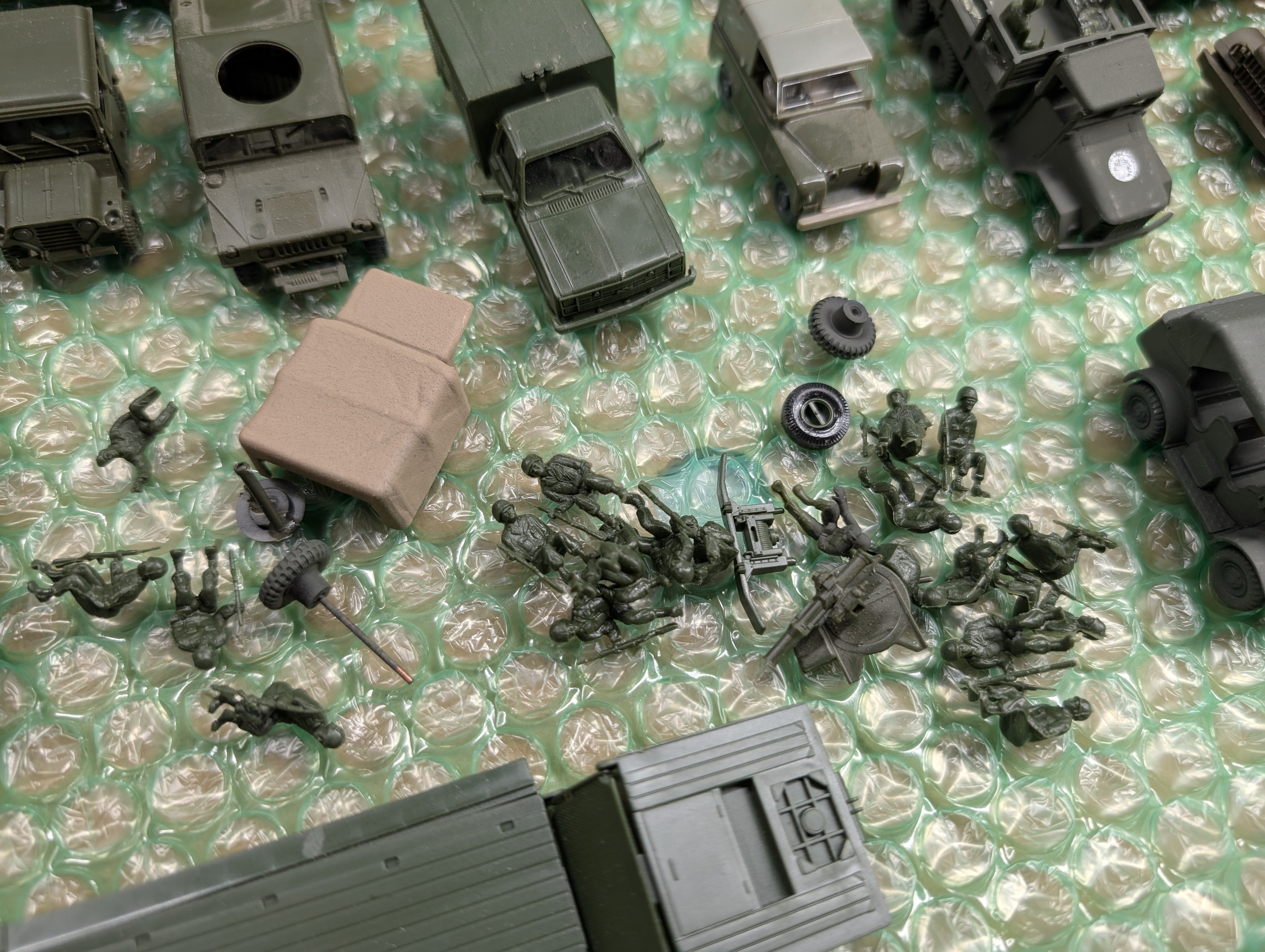 USED ROCO HO Scale Lot of Various Army Tank Cars, Vehicles, Parts and more, MiniTanks