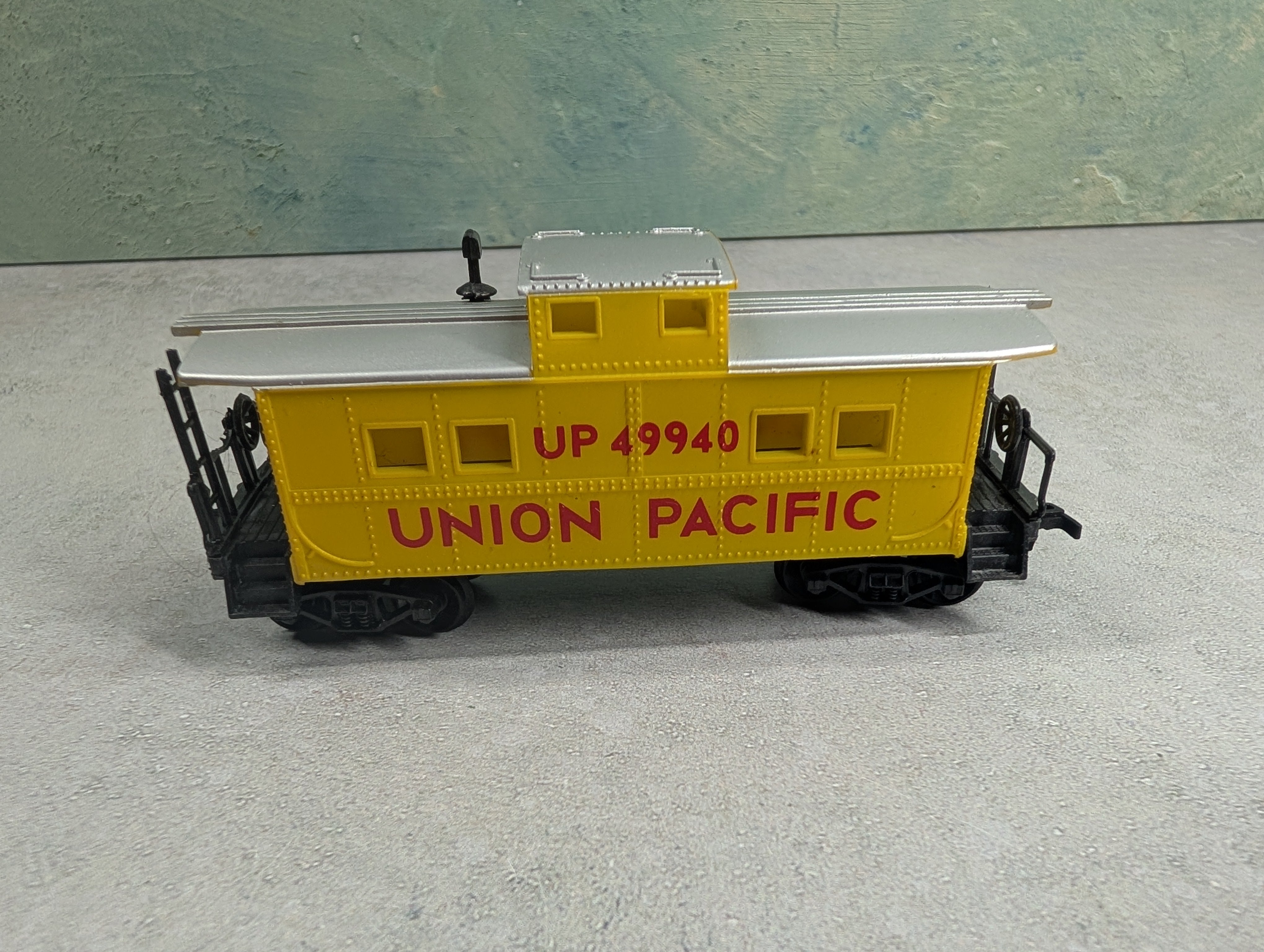 USED Life-Like HO Scale Caboose Union Pacific UP #49940 Silver Roof