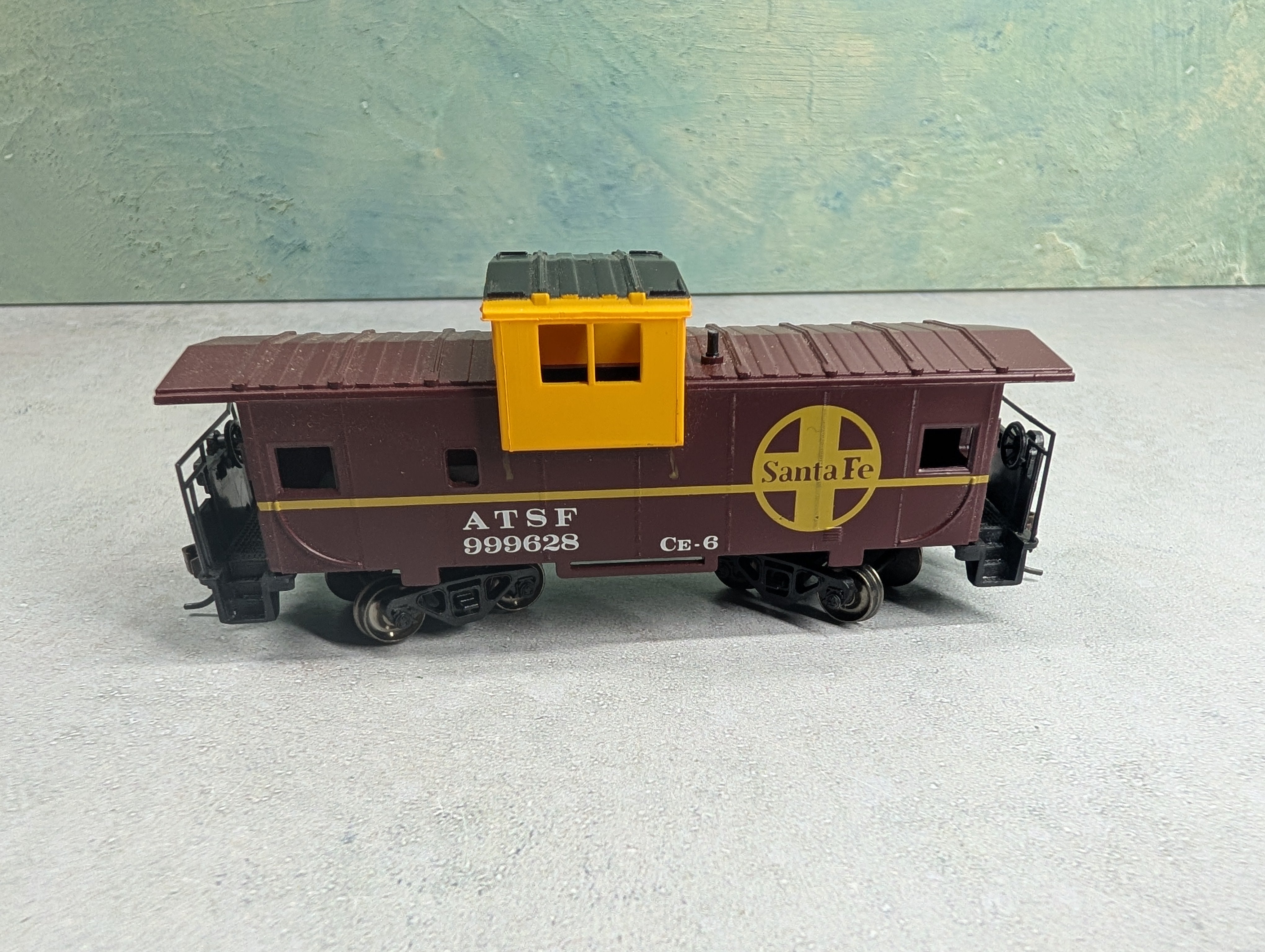 USED Bachmann HO Scale Caboose Santa Fe #999628 Metal Wheels & Gearboxes