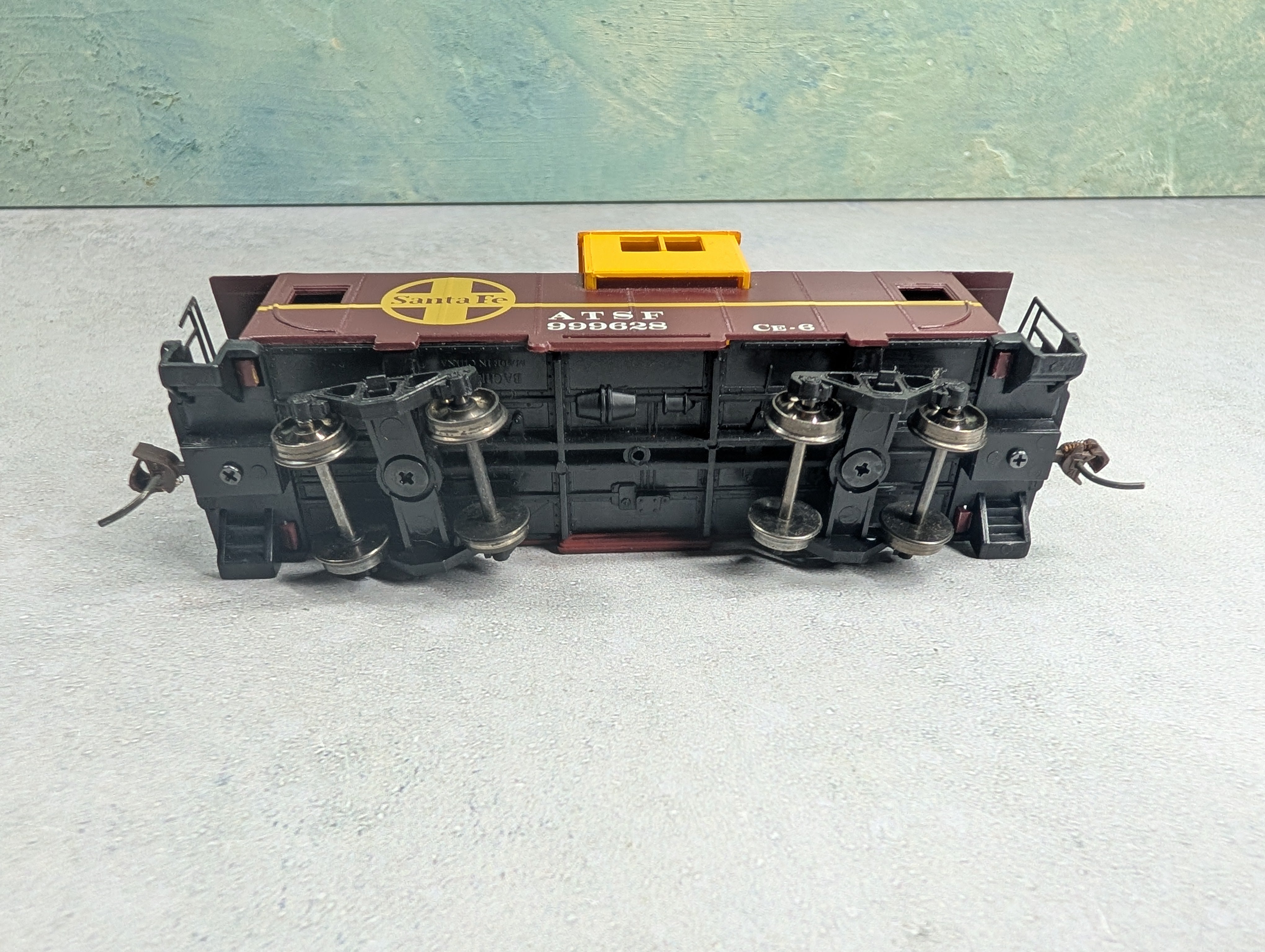 USED Bachmann HO Scale Caboose Santa Fe #999628 Metal Wheels & Gearboxes