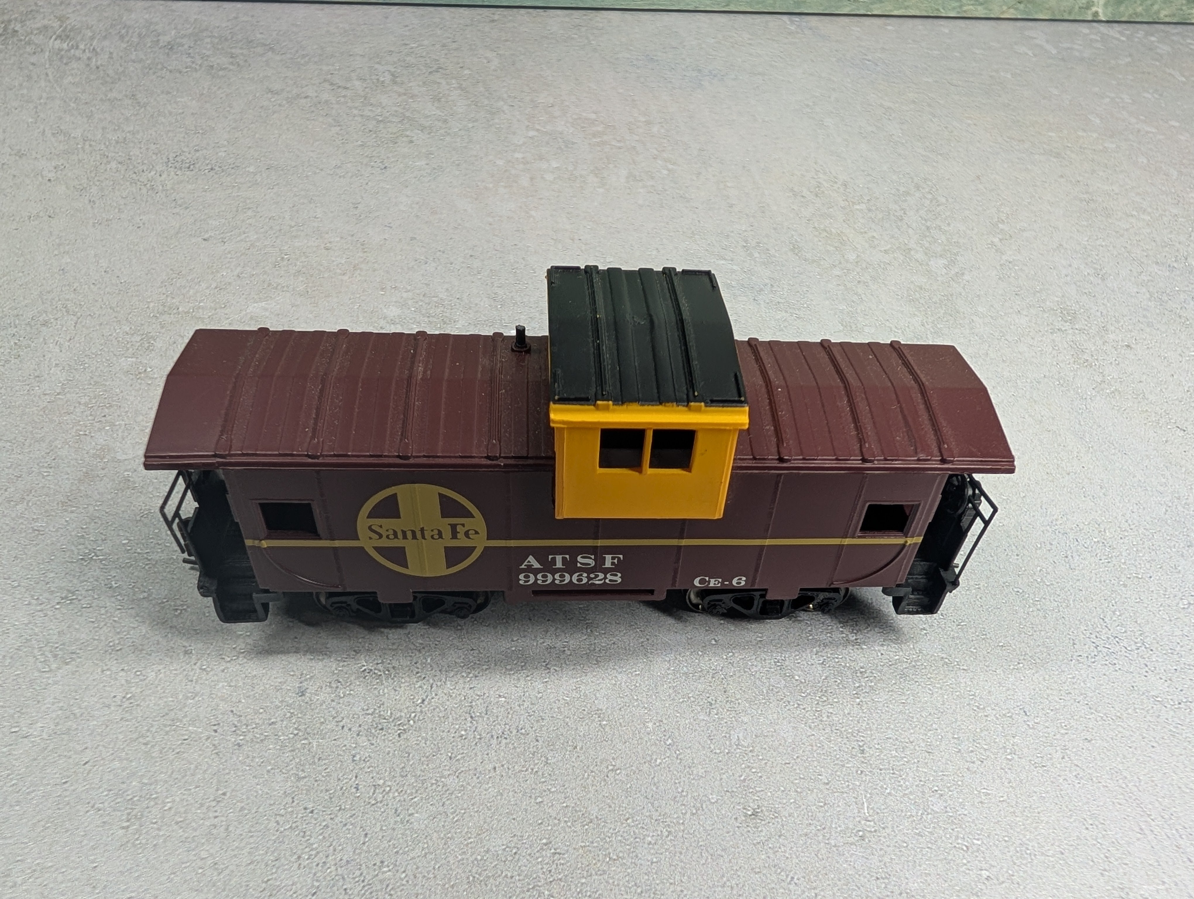 USED Bachmann HO Scale Caboose Santa Fe #999628 Metal Wheels & Gearboxes