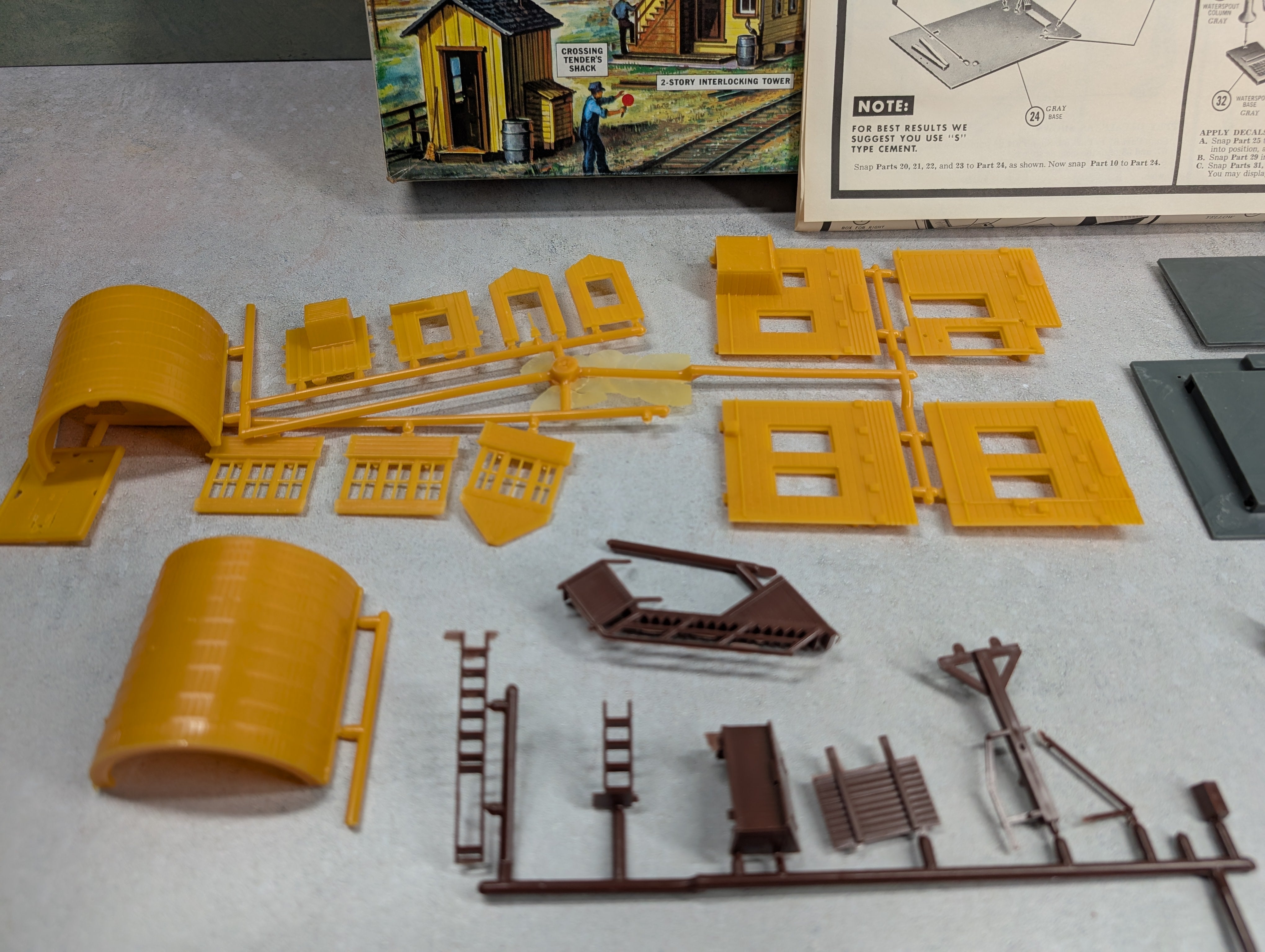 USED AHM 5843 HO Scale 4 Trackside Buildings KIT