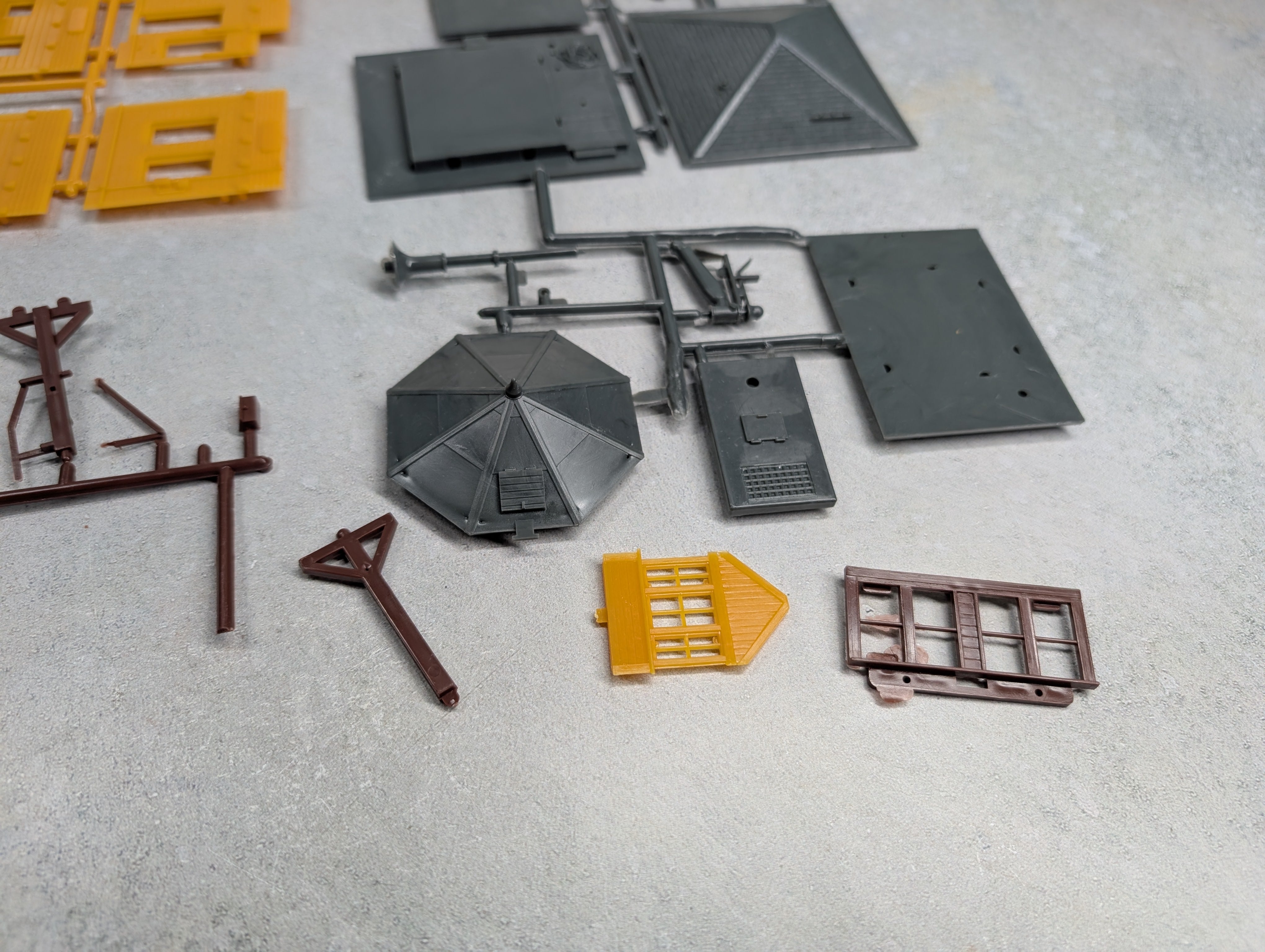 USED AHM 5843 HO Scale 4 Trackside Buildings KIT