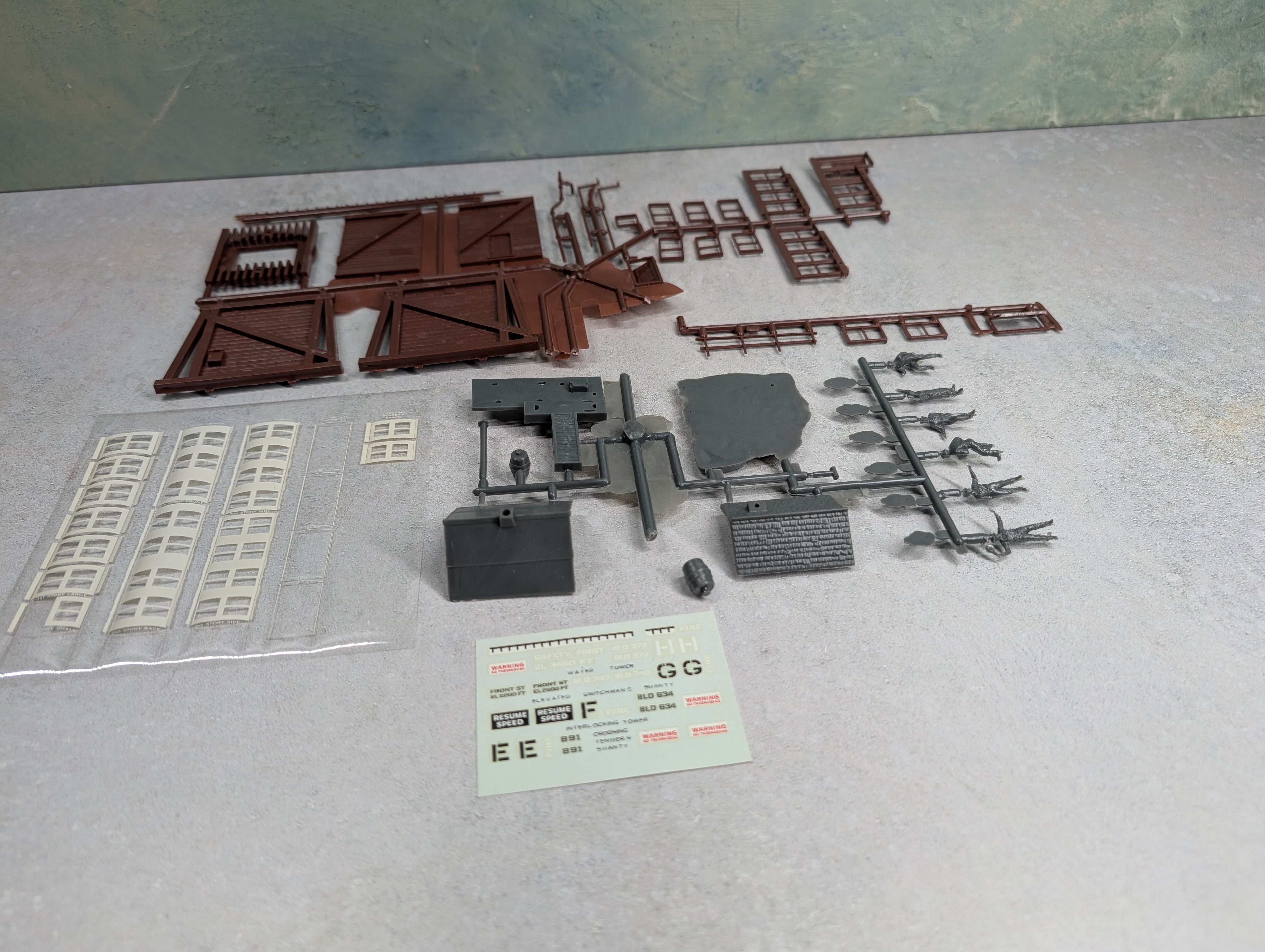 USED AHM 5843 HO Scale 4 Trackside Buildings KIT