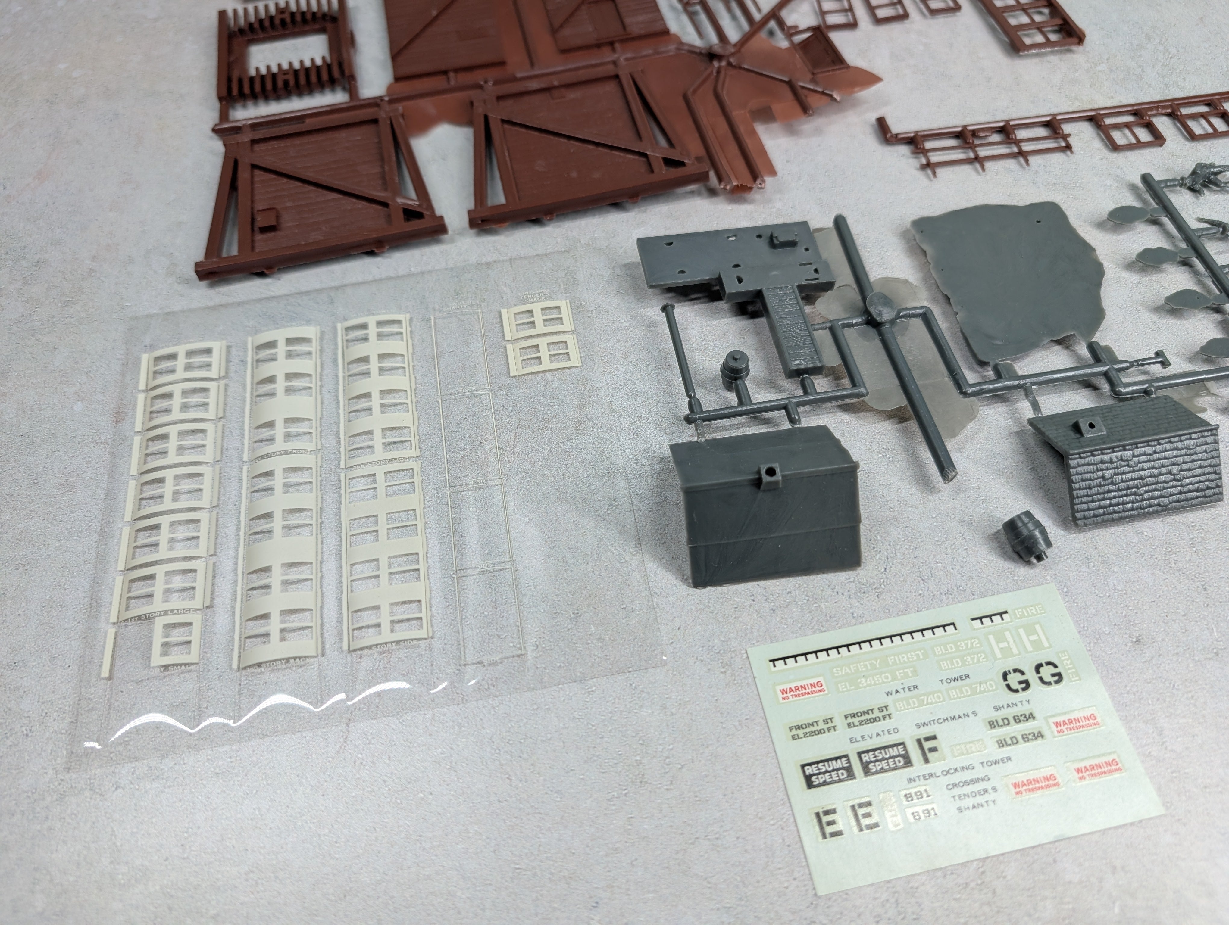 USED AHM 5843 HO Scale 4 Trackside Buildings KIT