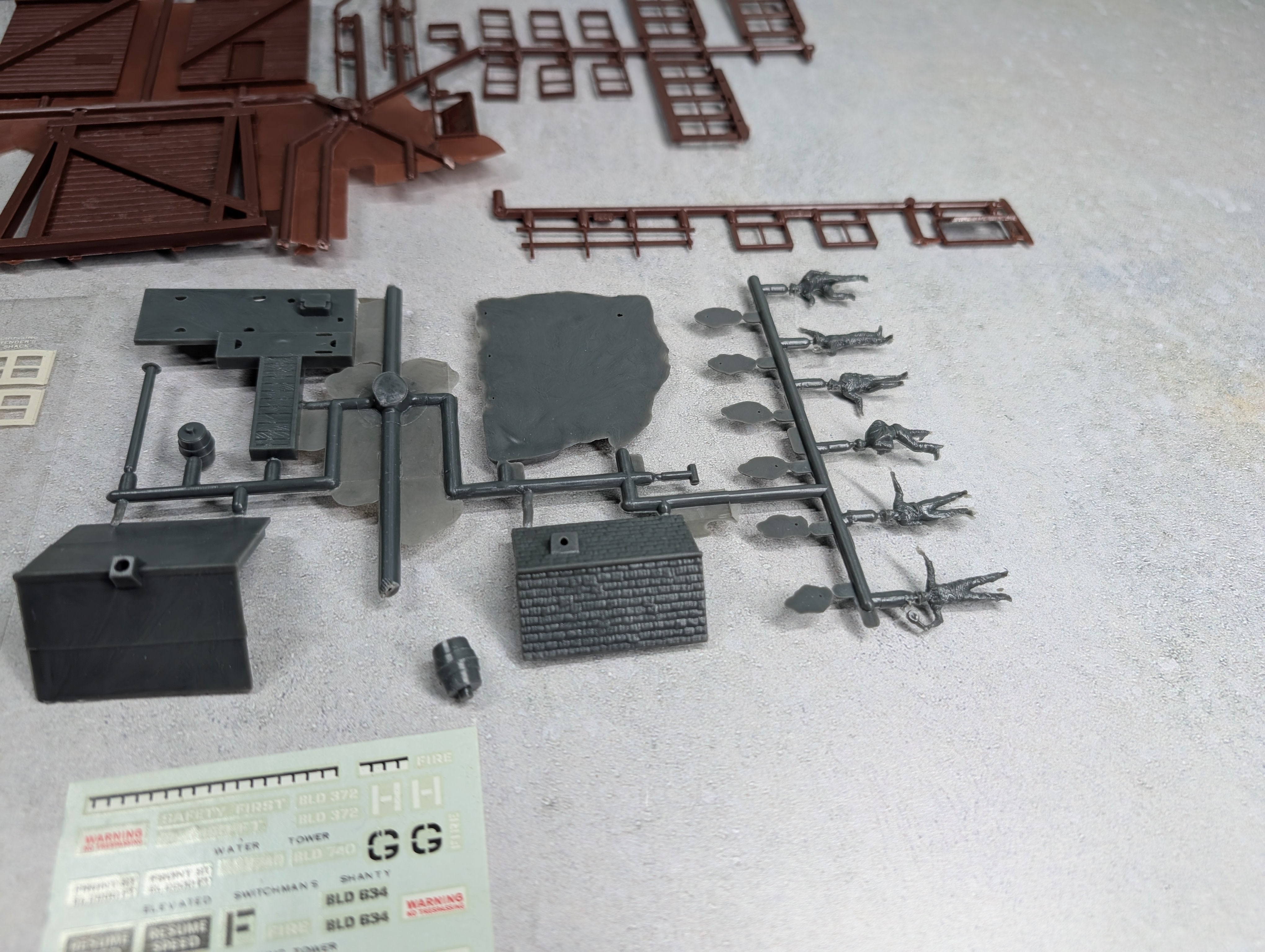 USED AHM 5843 HO Scale 4 Trackside Buildings KIT