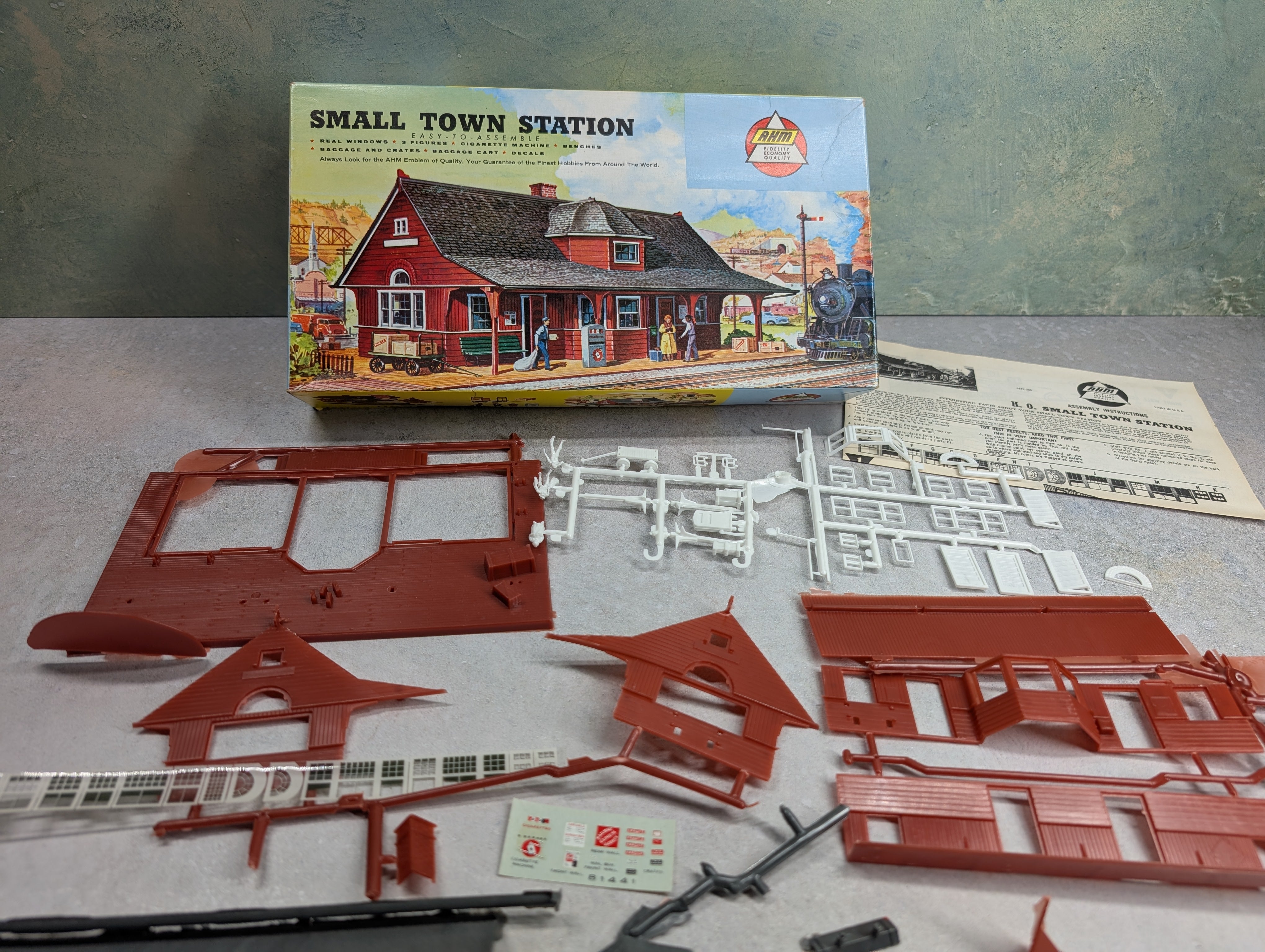 USED AHM 5842 HO Scale Small Town Station KIT