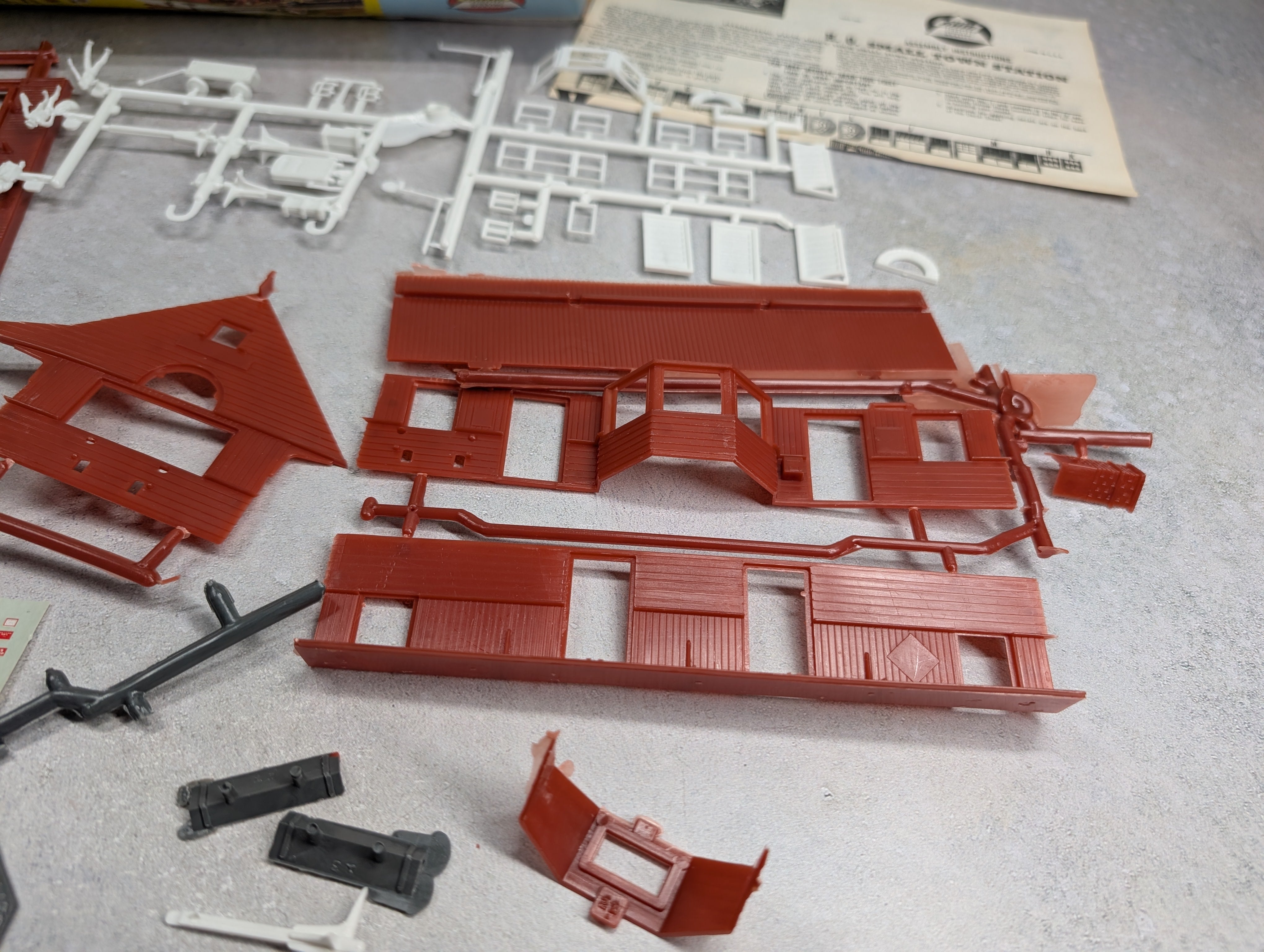 USED AHM 5842 HO Scale Small Town Station KIT