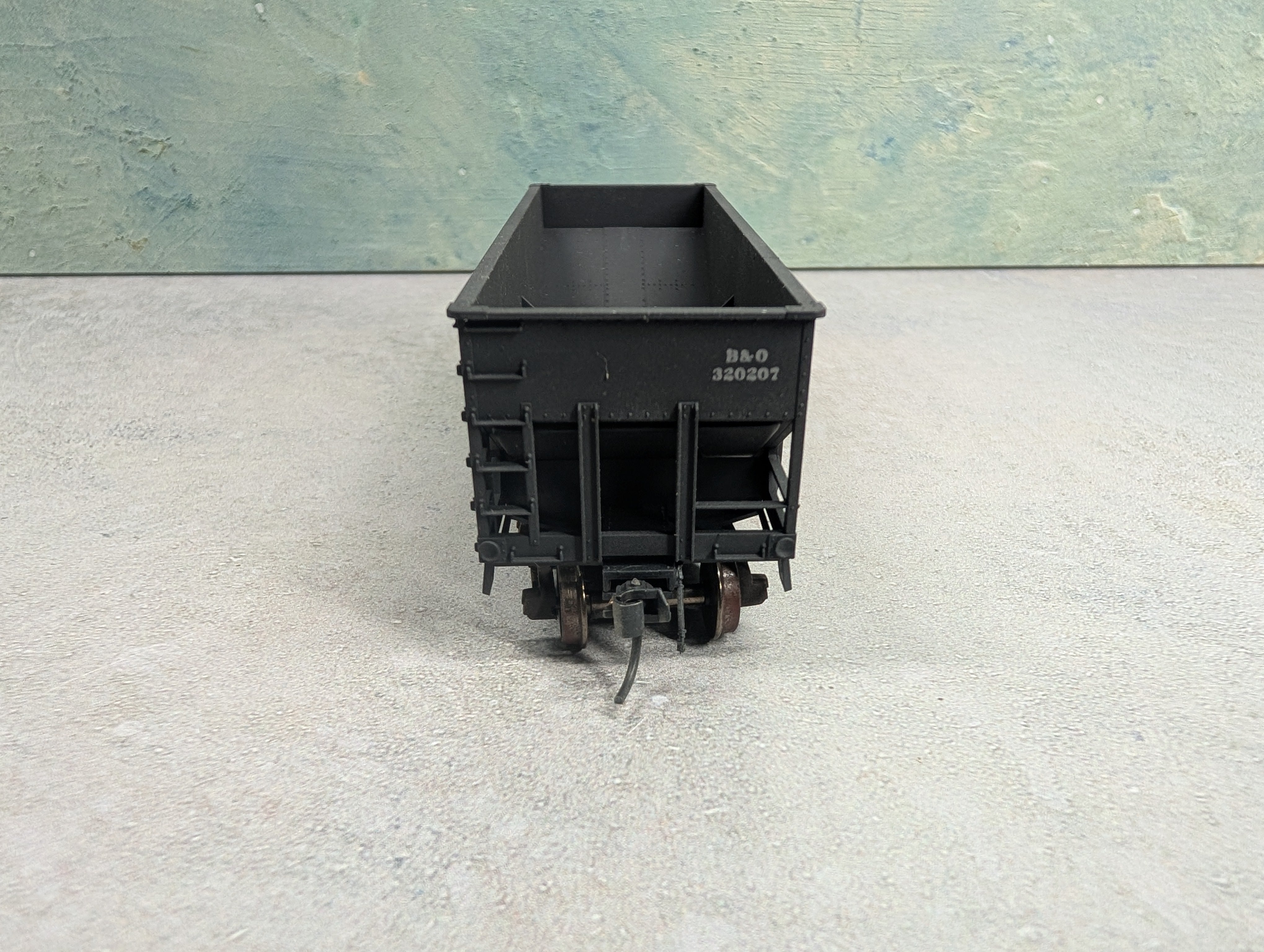 USED Accurail HO Scale 2 Bay Hopper Baltimore and Ohio B&O #320207 Lightly Weathered