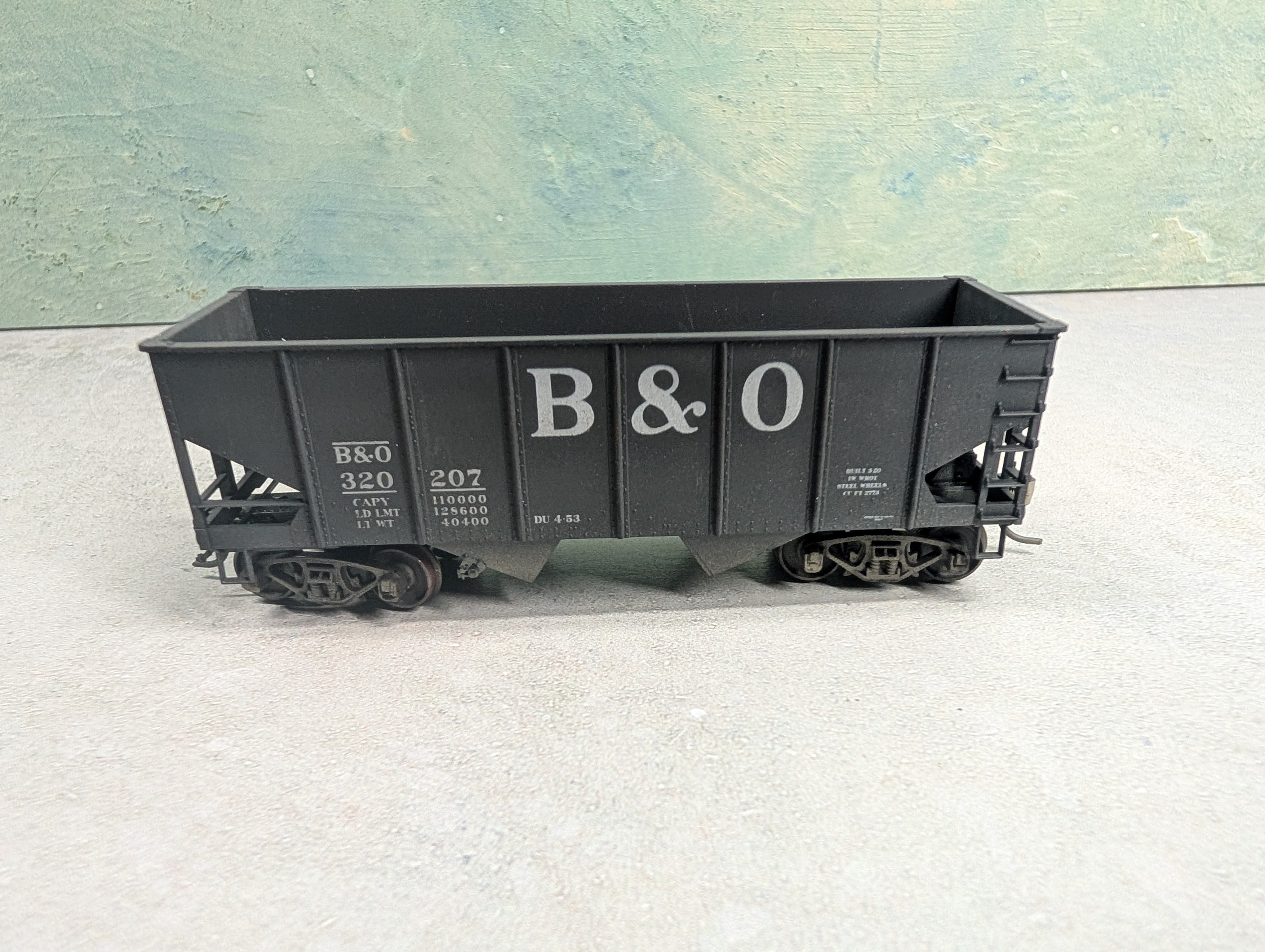 USED Accurail HO Scale 2 Bay Hopper Baltimore and Ohio B&O #320207 Lightly Weathered