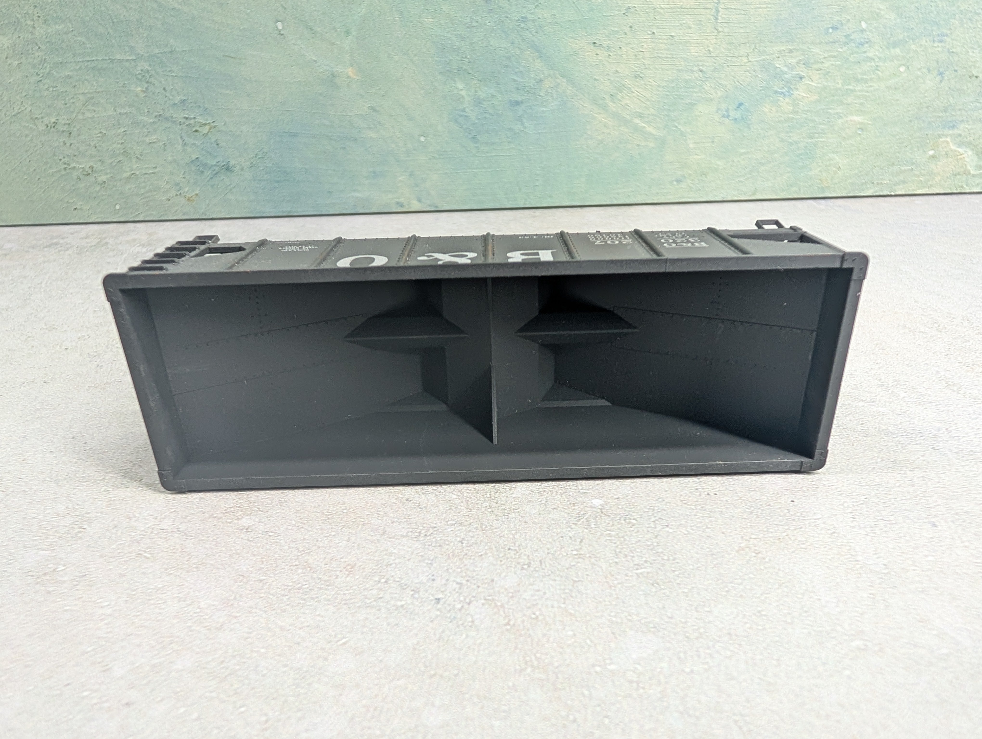 USED Accurail HO Scale 2 Bay Hopper Baltimore and Ohio B&O #320207 Lightly Weathered
