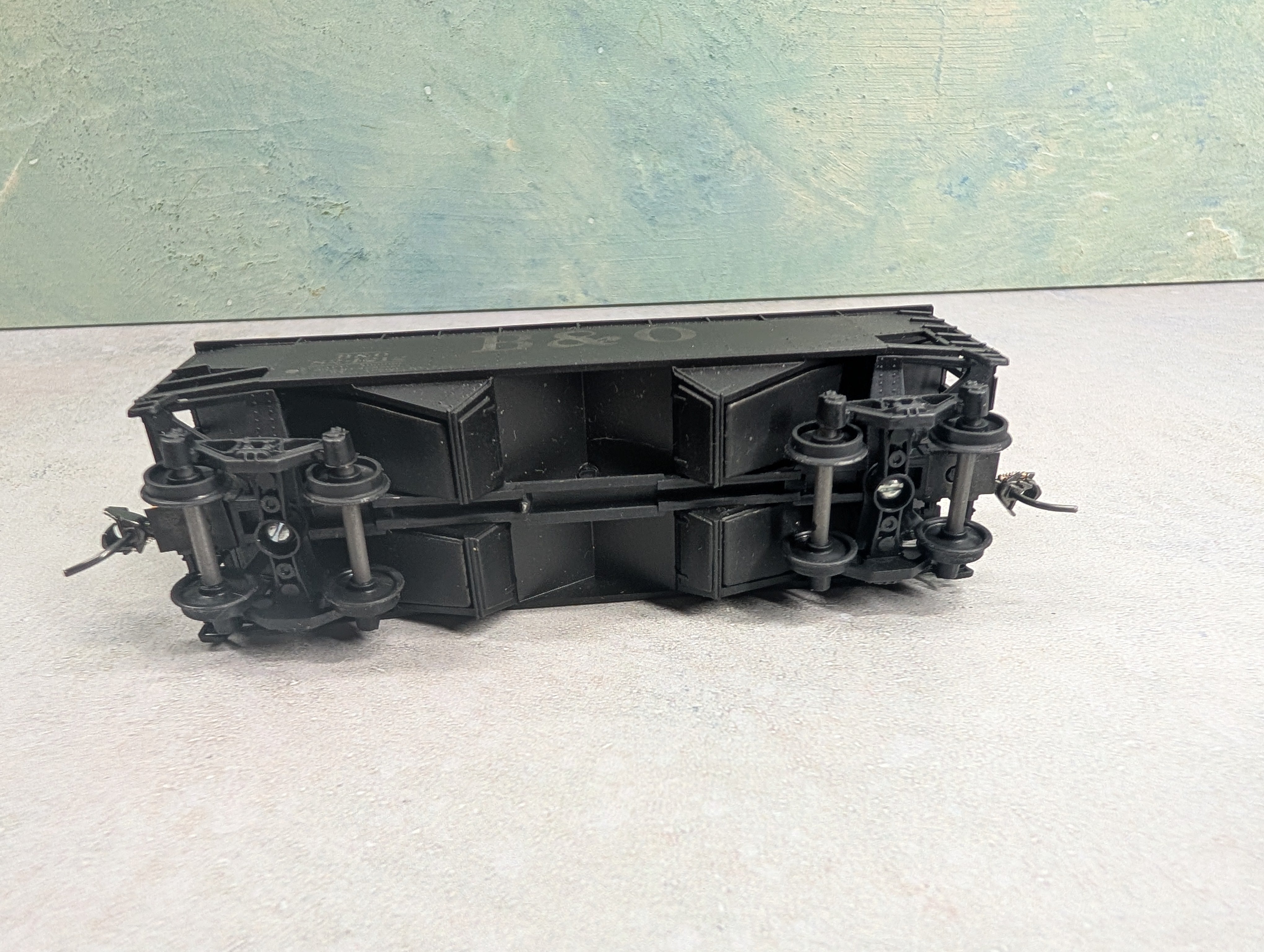 USED Athearn HO Scale 2 Bay Hopper Baltimore and Ohio B&O #824212 Lightly Weathered