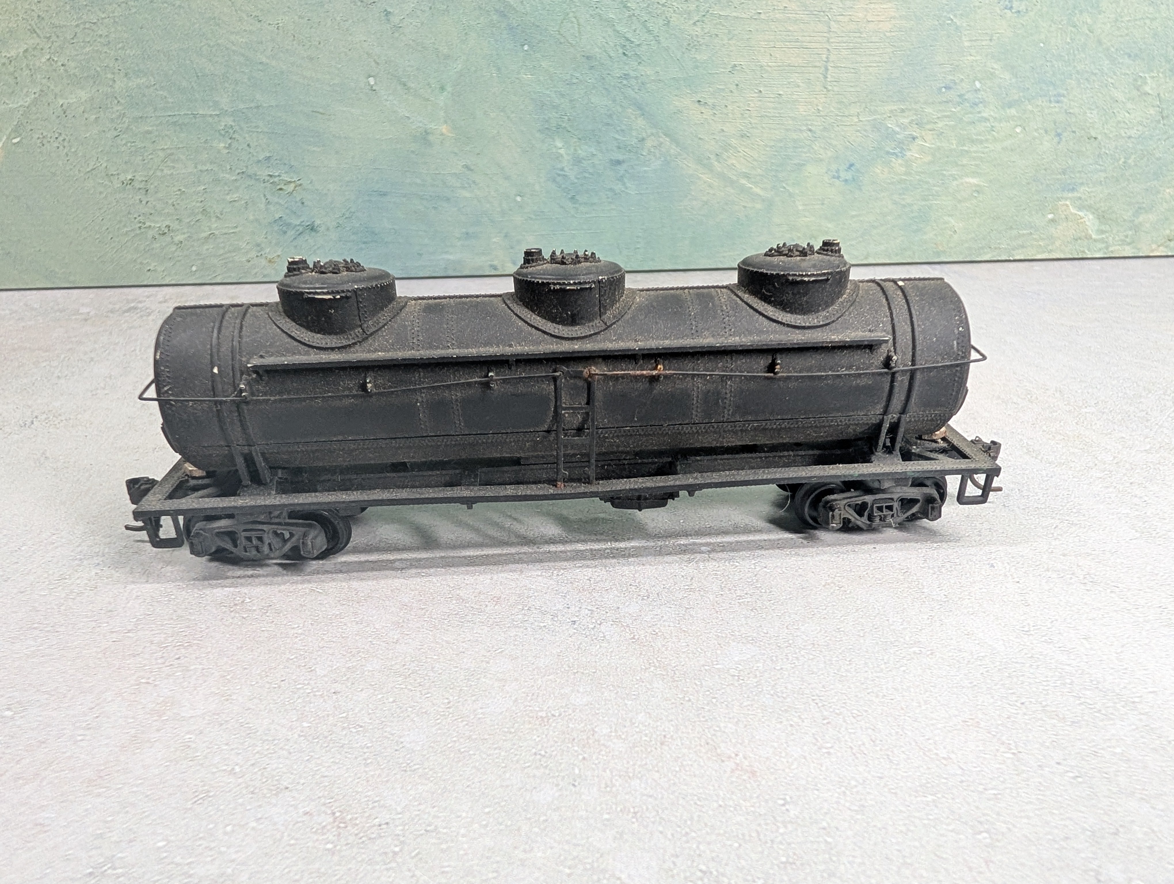 USED AHM HO Scale 3 Dome Tank Car Undecorated Black