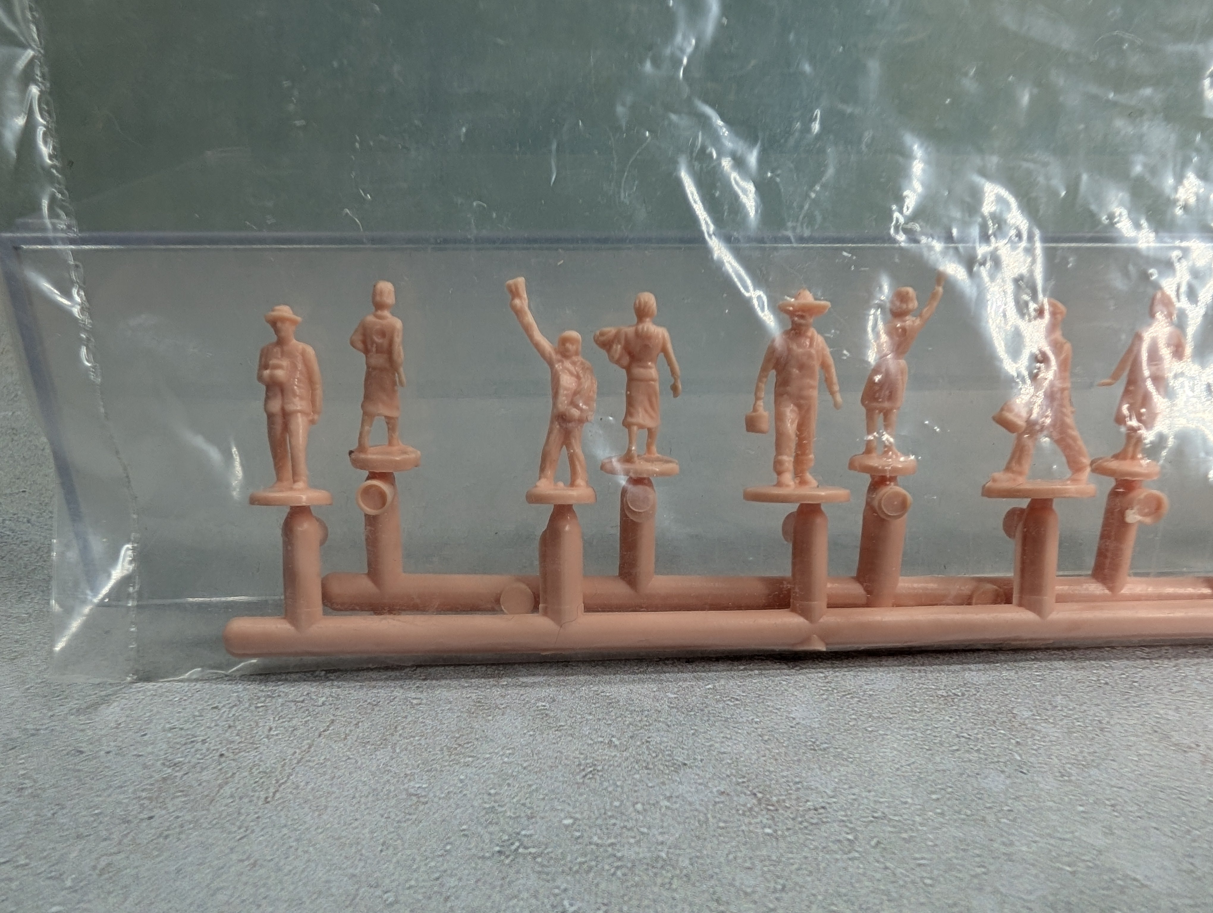 HO Scale Sealed Package of Unpainted Figures (12 pcs)