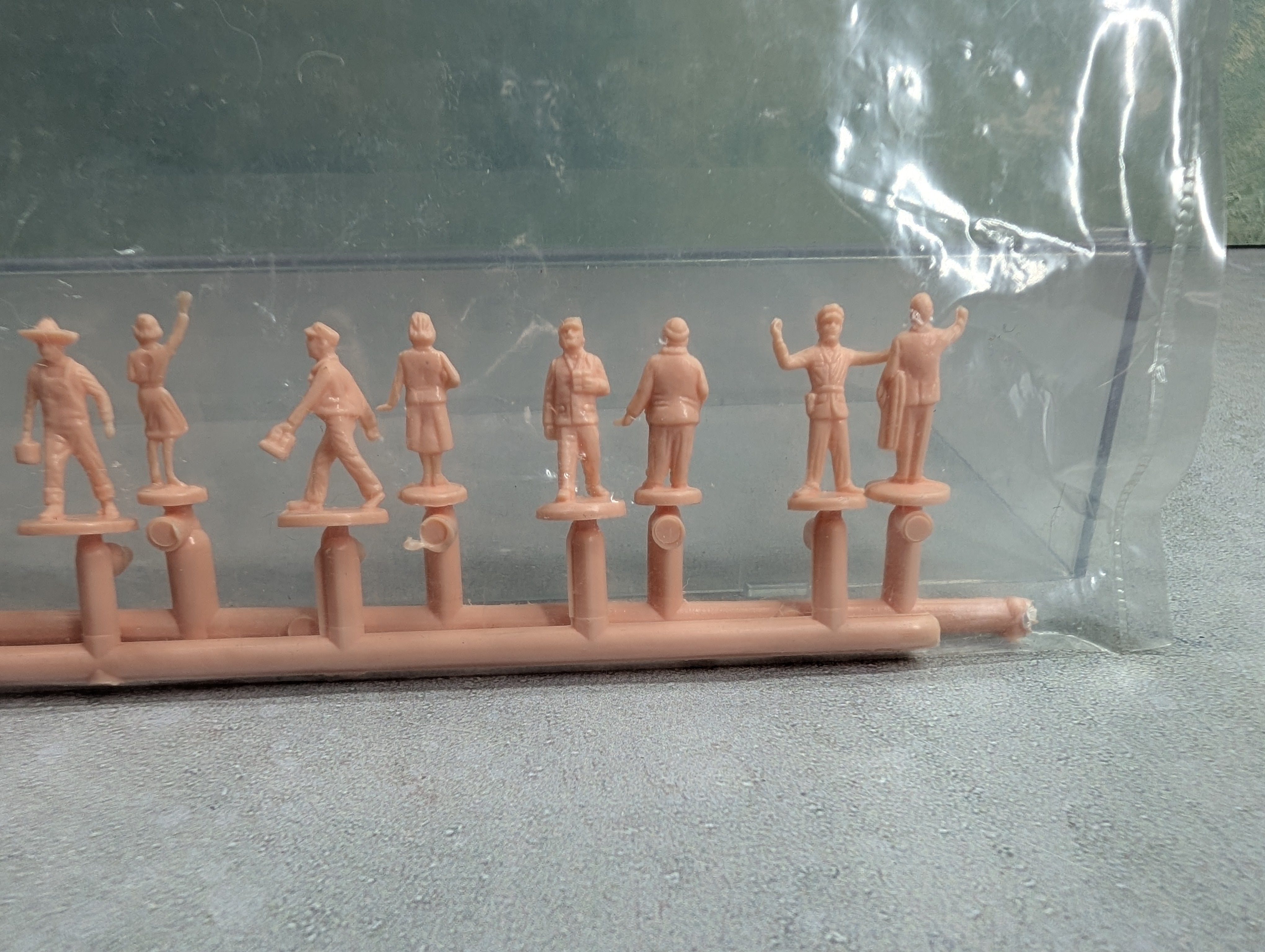 HO Scale Sealed Package of Unpainted Figures (12 pcs)