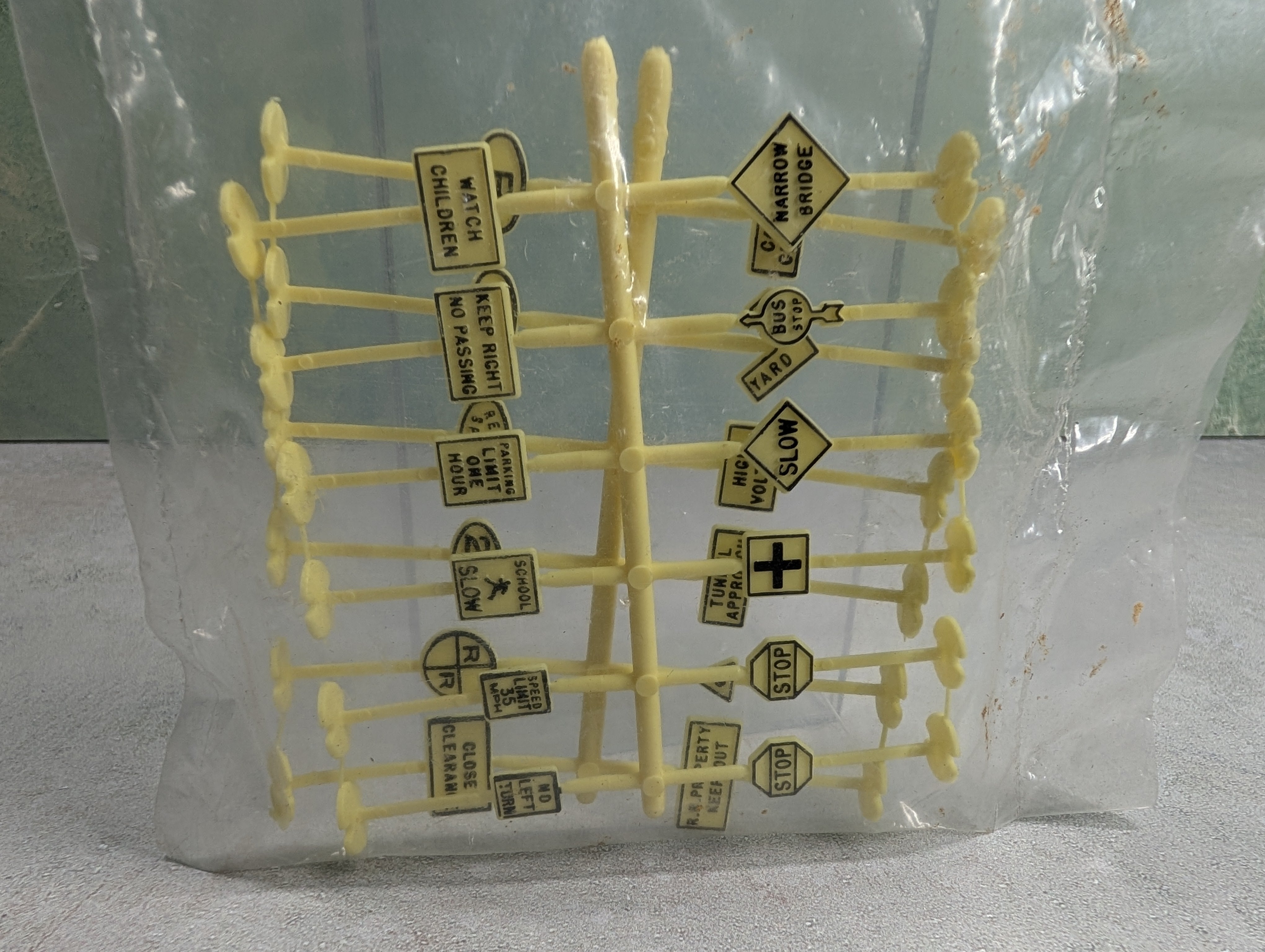 HO Scale Sealed Bag of Road Signs