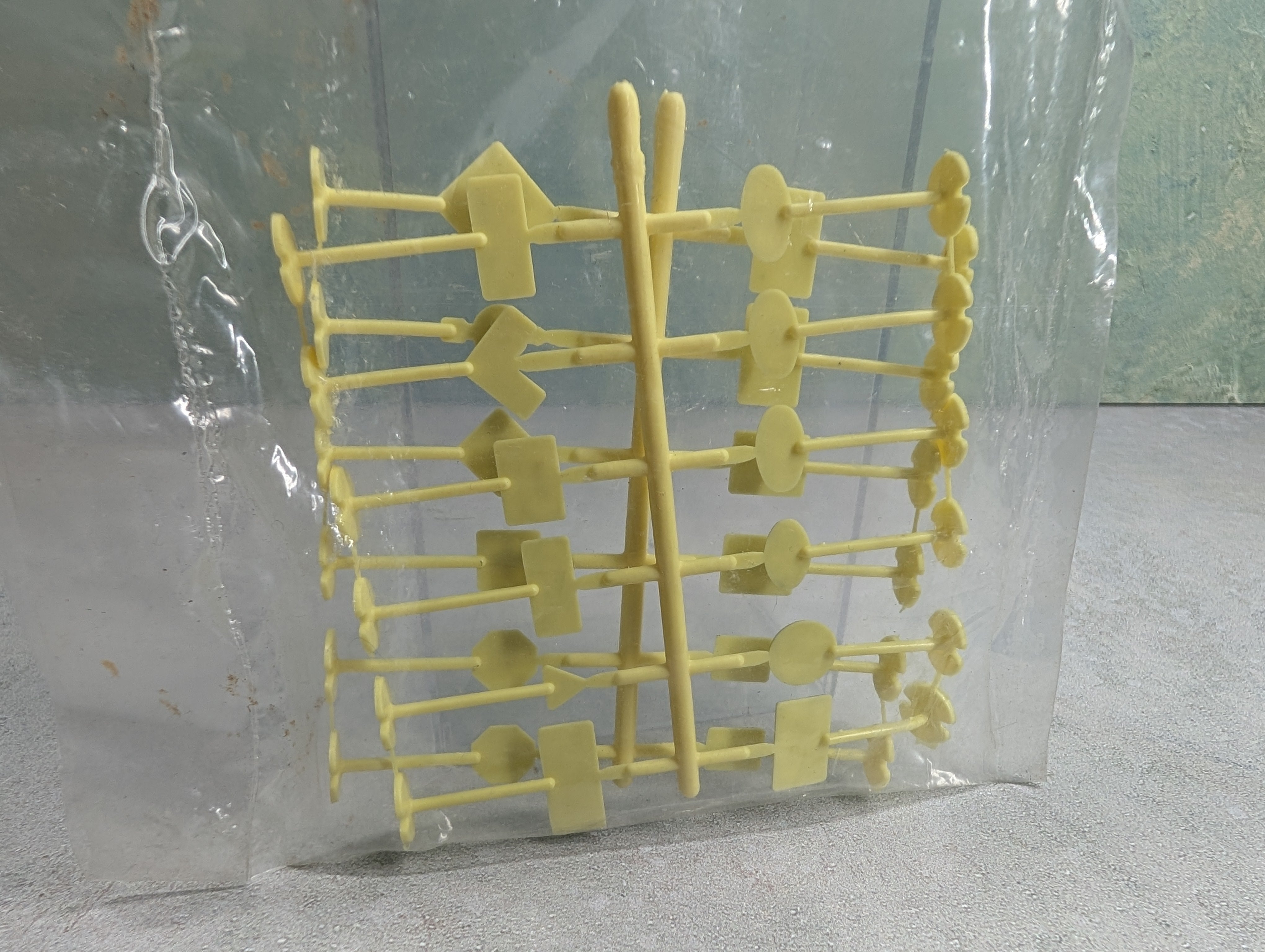 HO Scale Sealed Bag of Road Signs