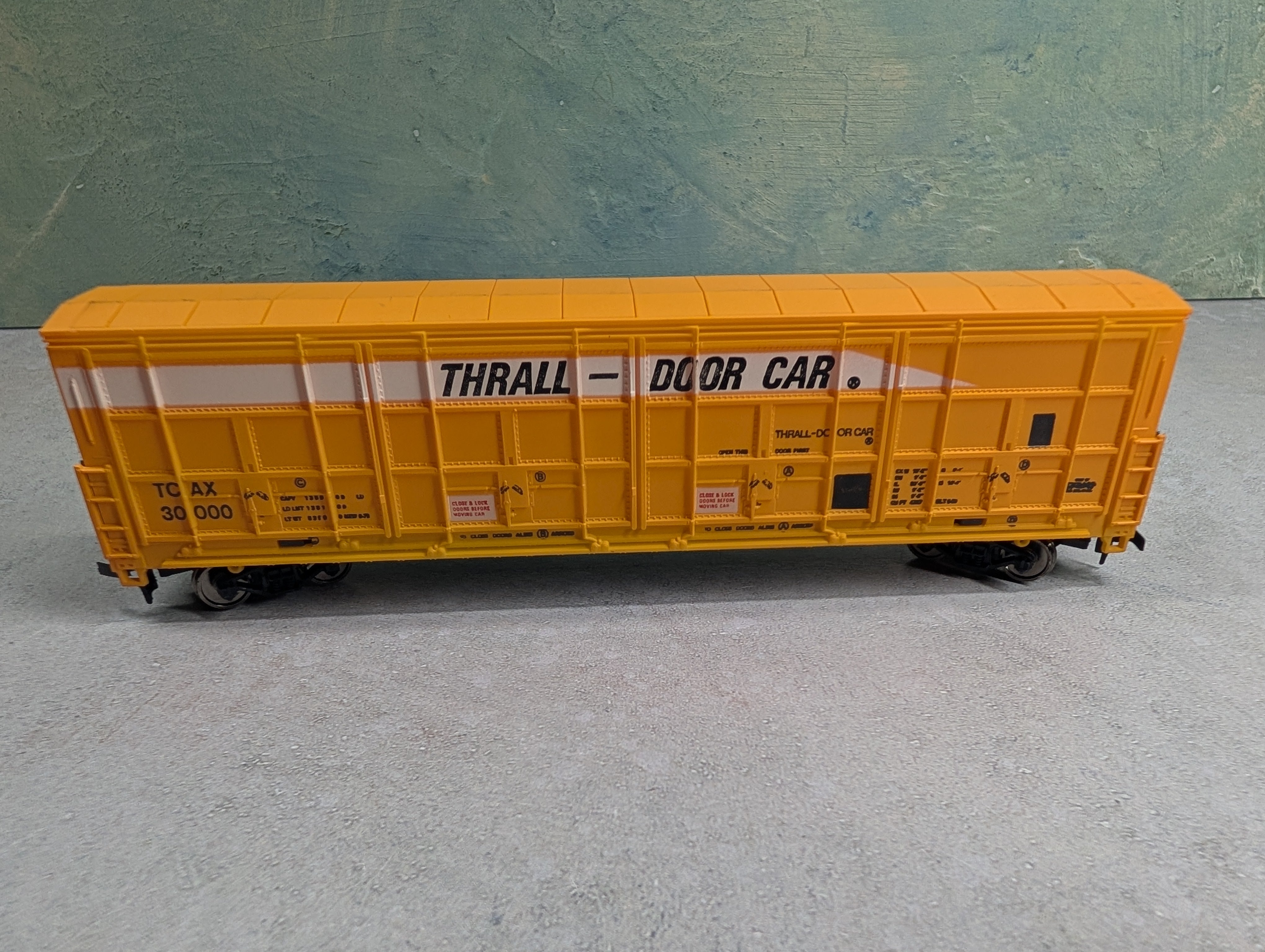 USED Life-Like HO Scale 54' Thrall Door Box Car TCAX 30000 Metal Wheels