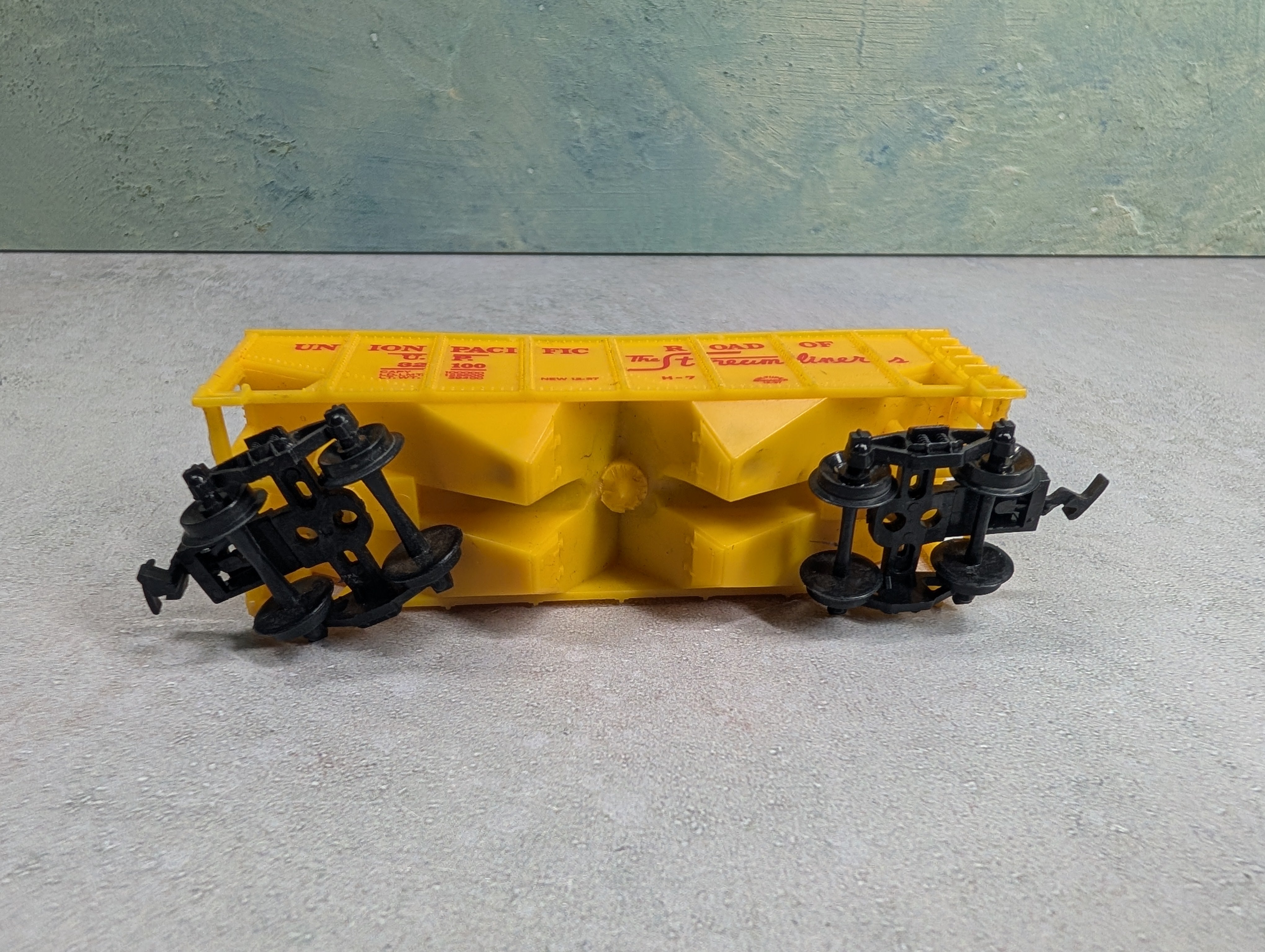 USED HO Scale 2 Bay Hopper Union Pacific 32100 #12-37
