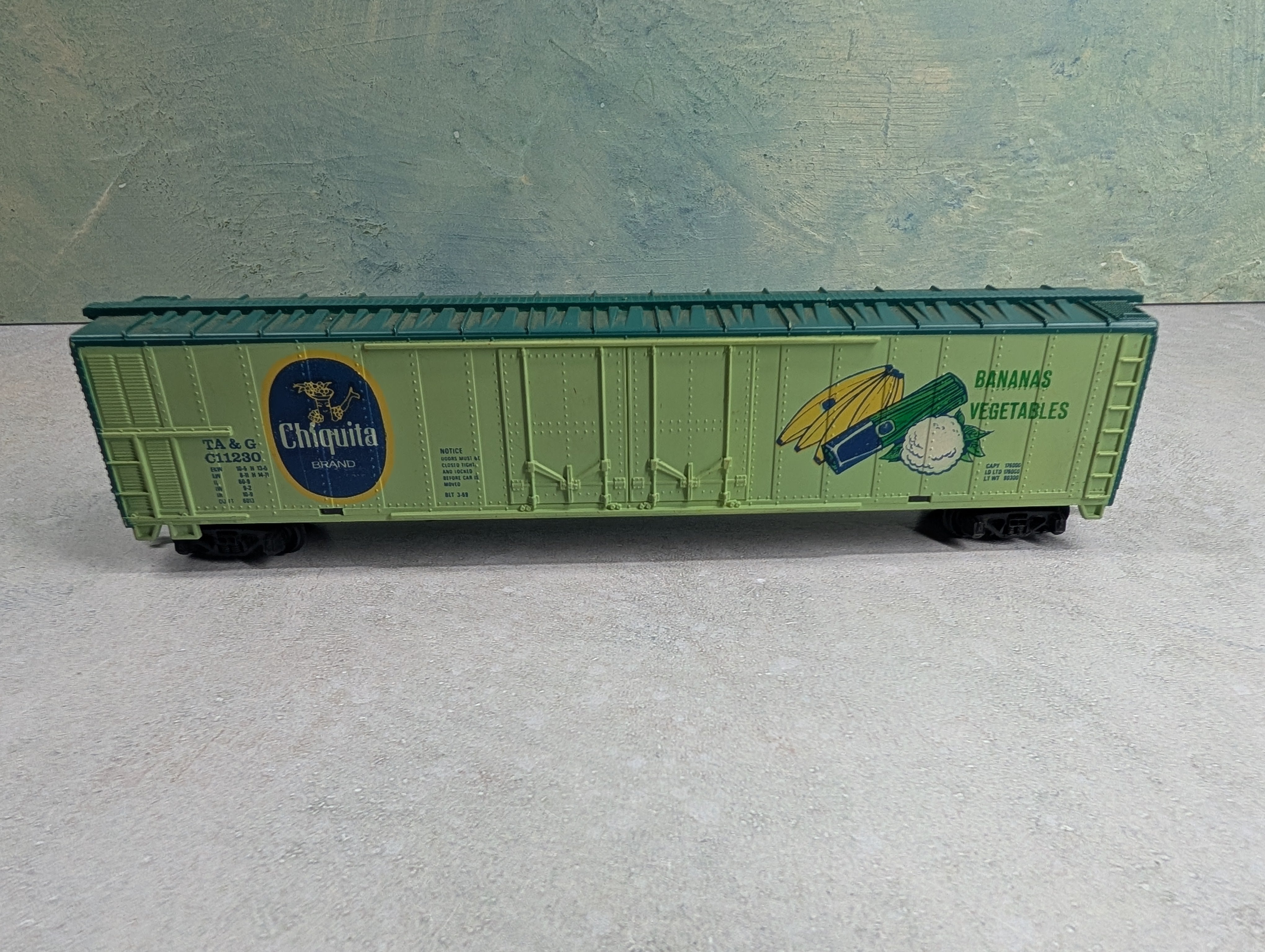 USED Tyco HO Scale 60' Billboard Box Car Chiquita TA&G #C11230