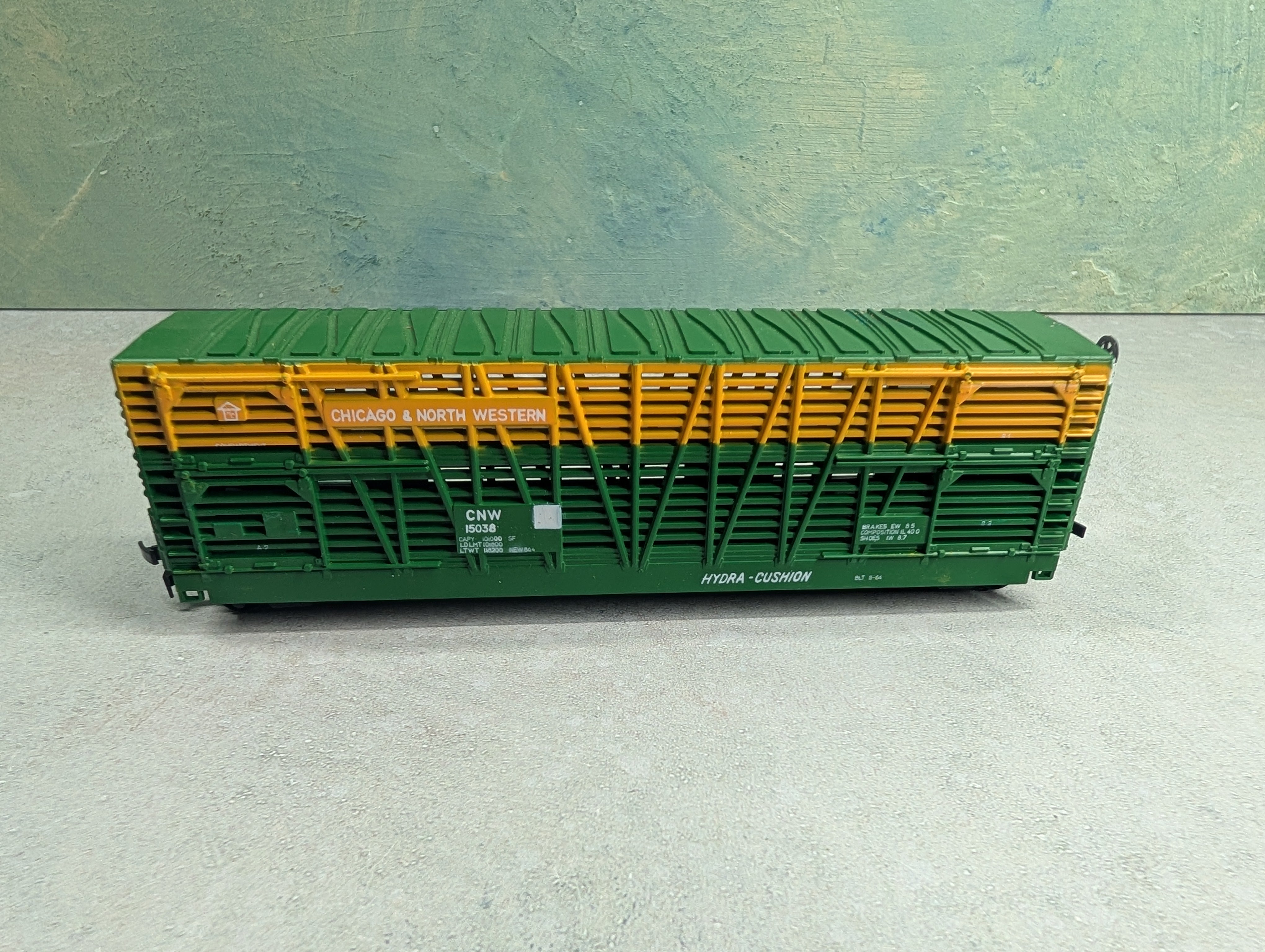 USED AHM HO Scale 50' Hydra-Cushion Cattle Stock Car Chicago & North Western CNW #15038