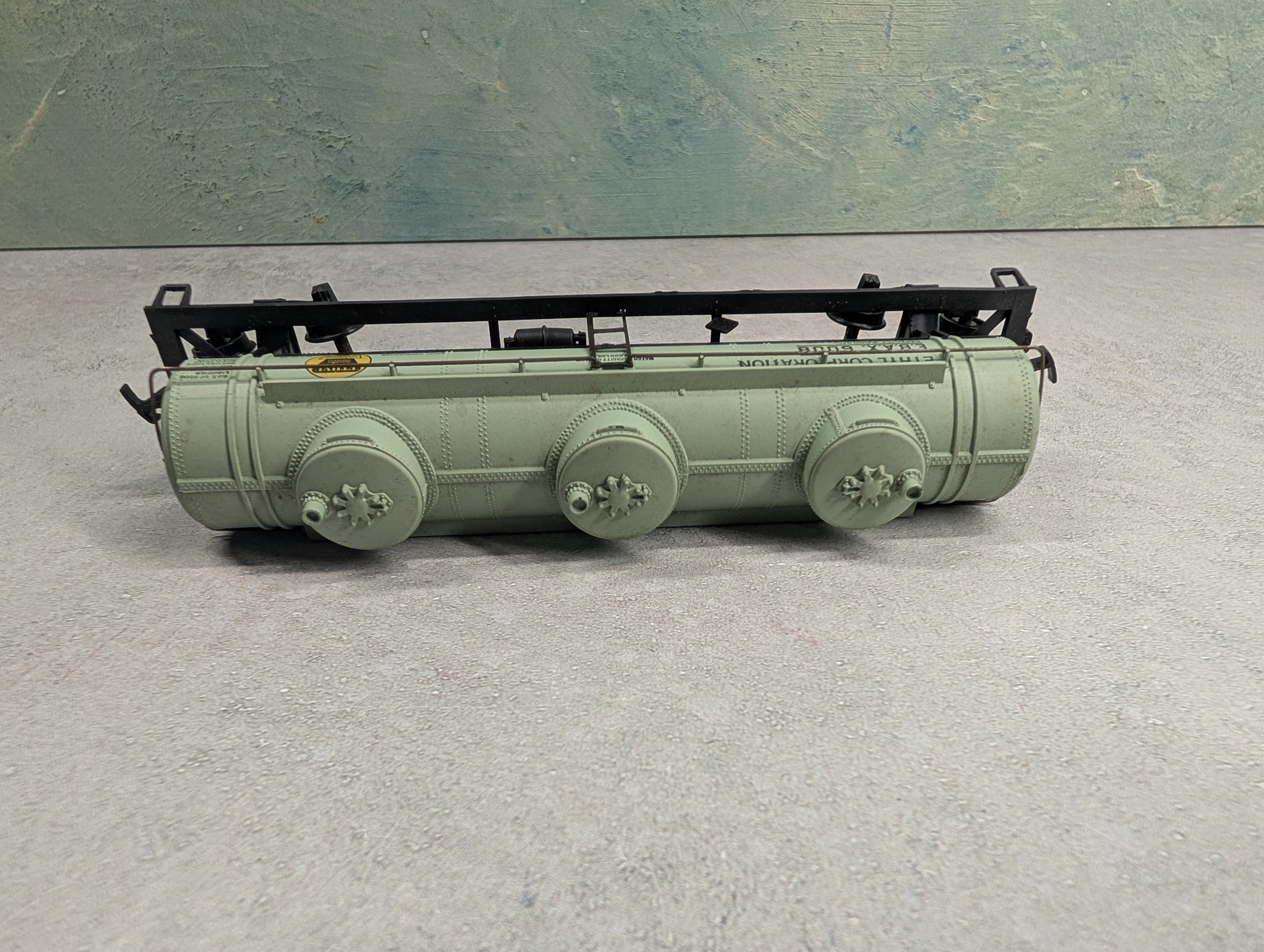 USED Athearn HO Scale 3 Dome Tank Car Ethyl Corporation EBAX #6008