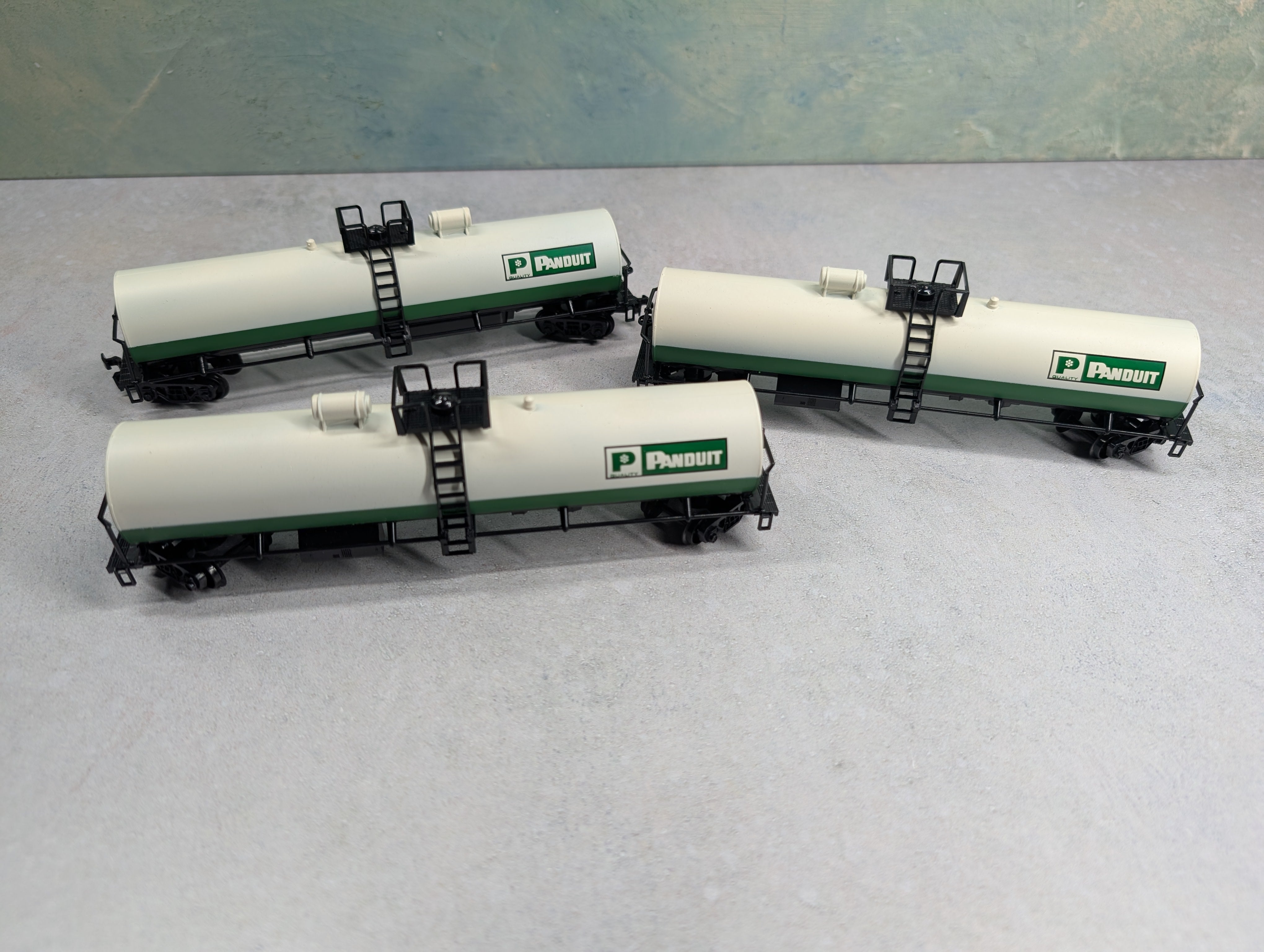 USED AHM HO Scale 50' Single Dome Tank Car Panduit (3 pcs)