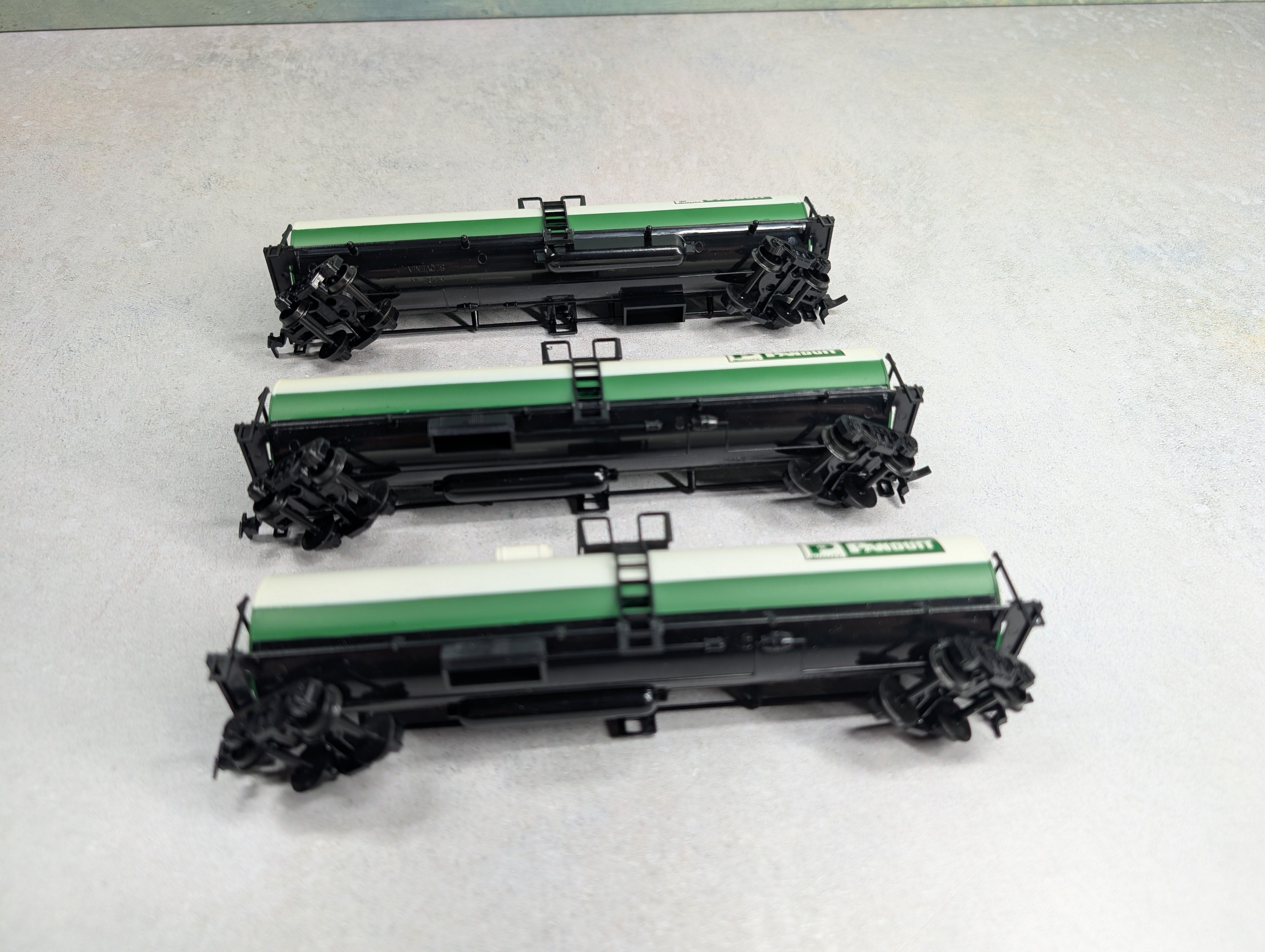 USED AHM HO Scale 50' Single Dome Tank Car Panduit (3 pcs)