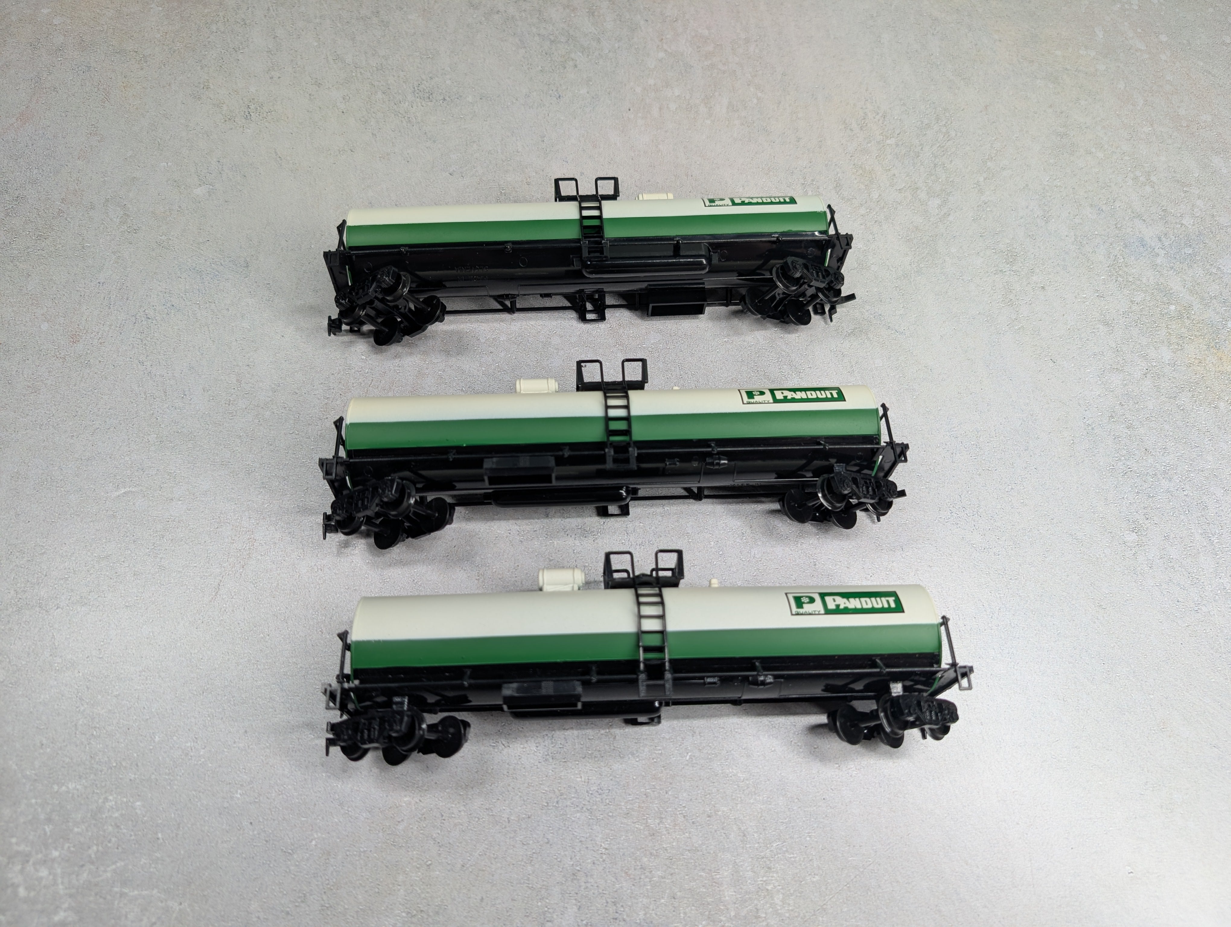USED AHM HO Scale 50' Single Dome Tank Car Panduit (3 pcs)