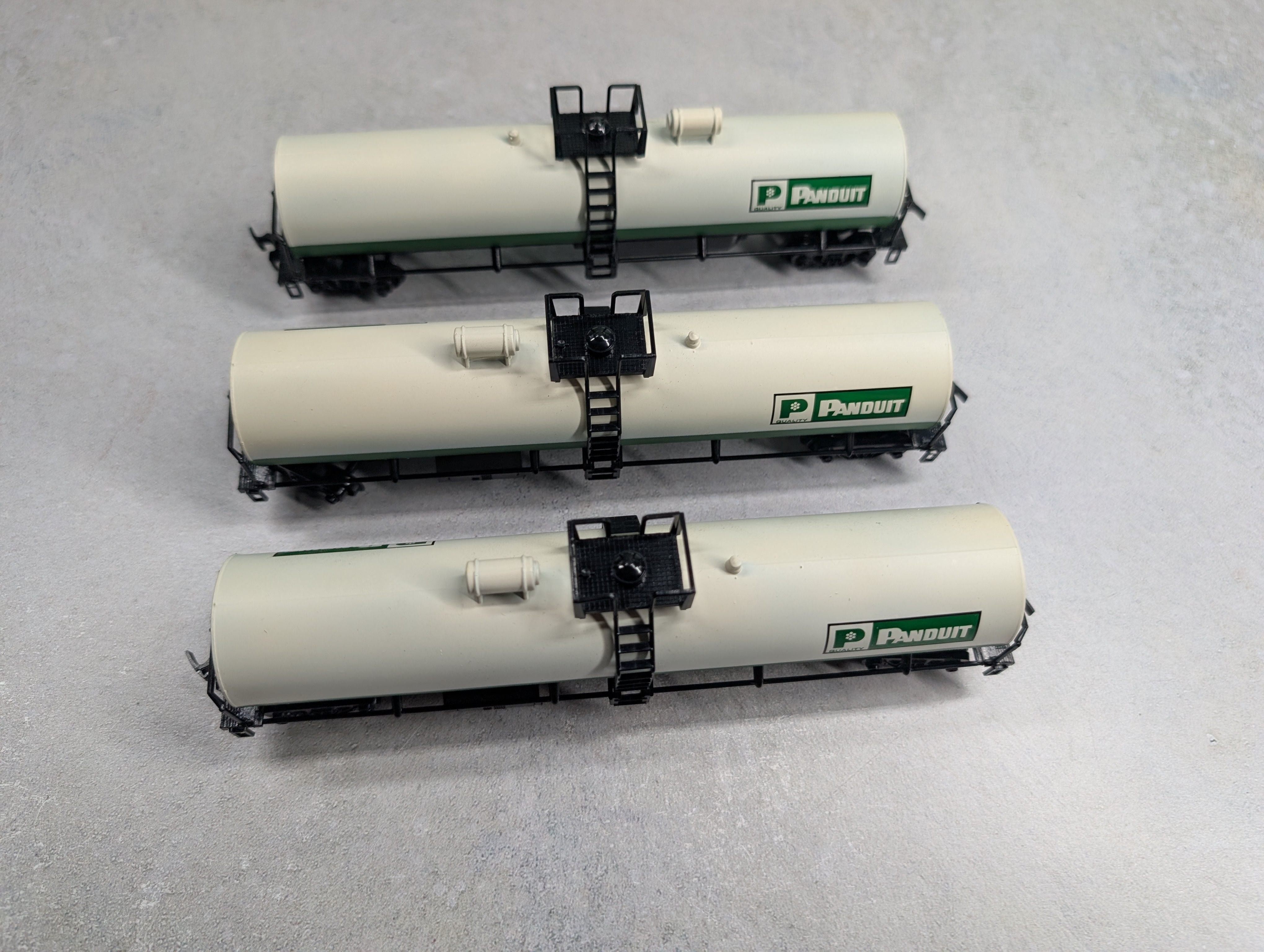 USED AHM HO Scale 50' Single Dome Tank Car Panduit (3 pcs)