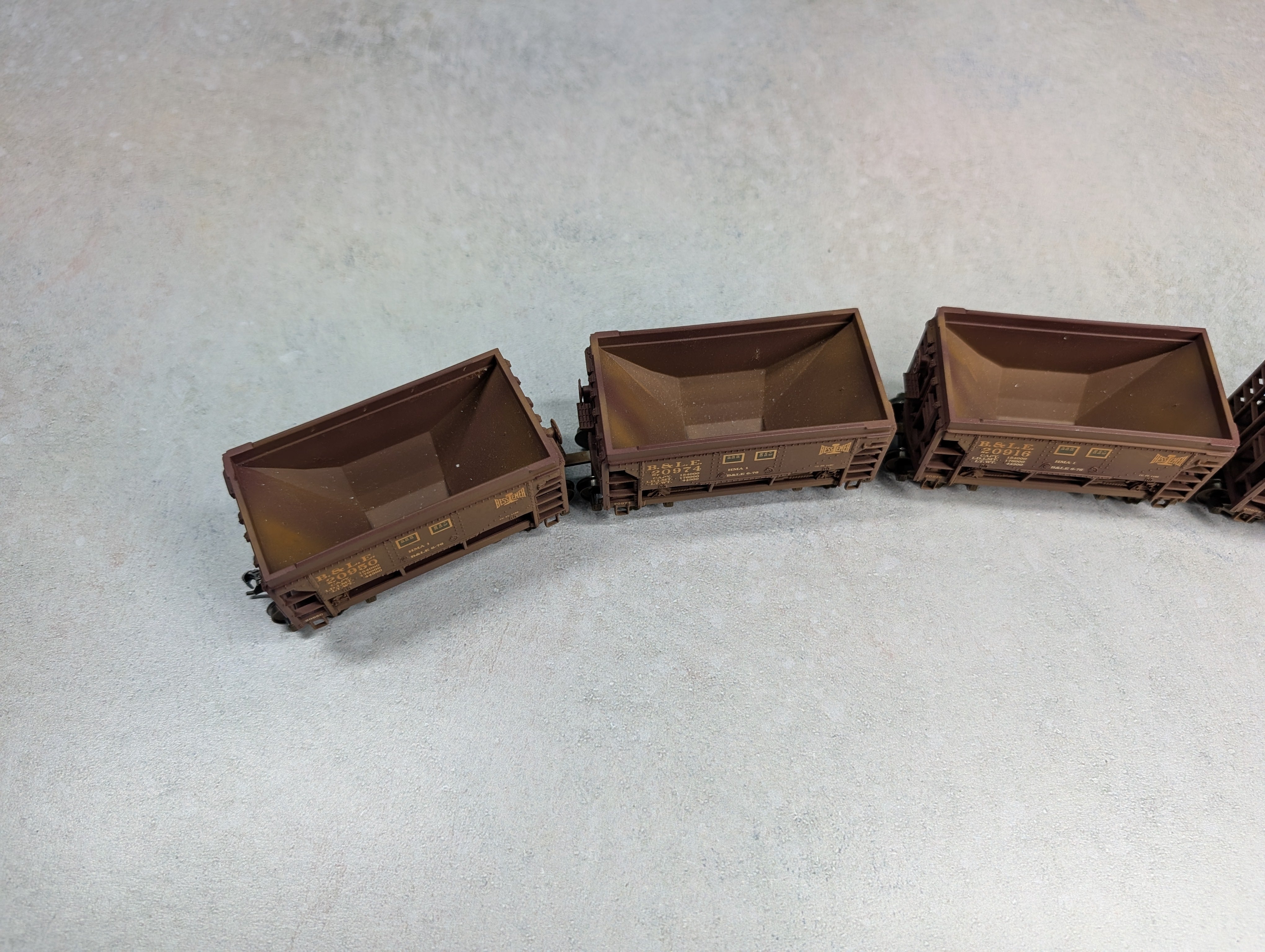 USED Walthers HO Scale 4 Unit Articulated Ore Car Set #1 Bessemer and Lake Erie Railroad B&LE #20934 Weathered