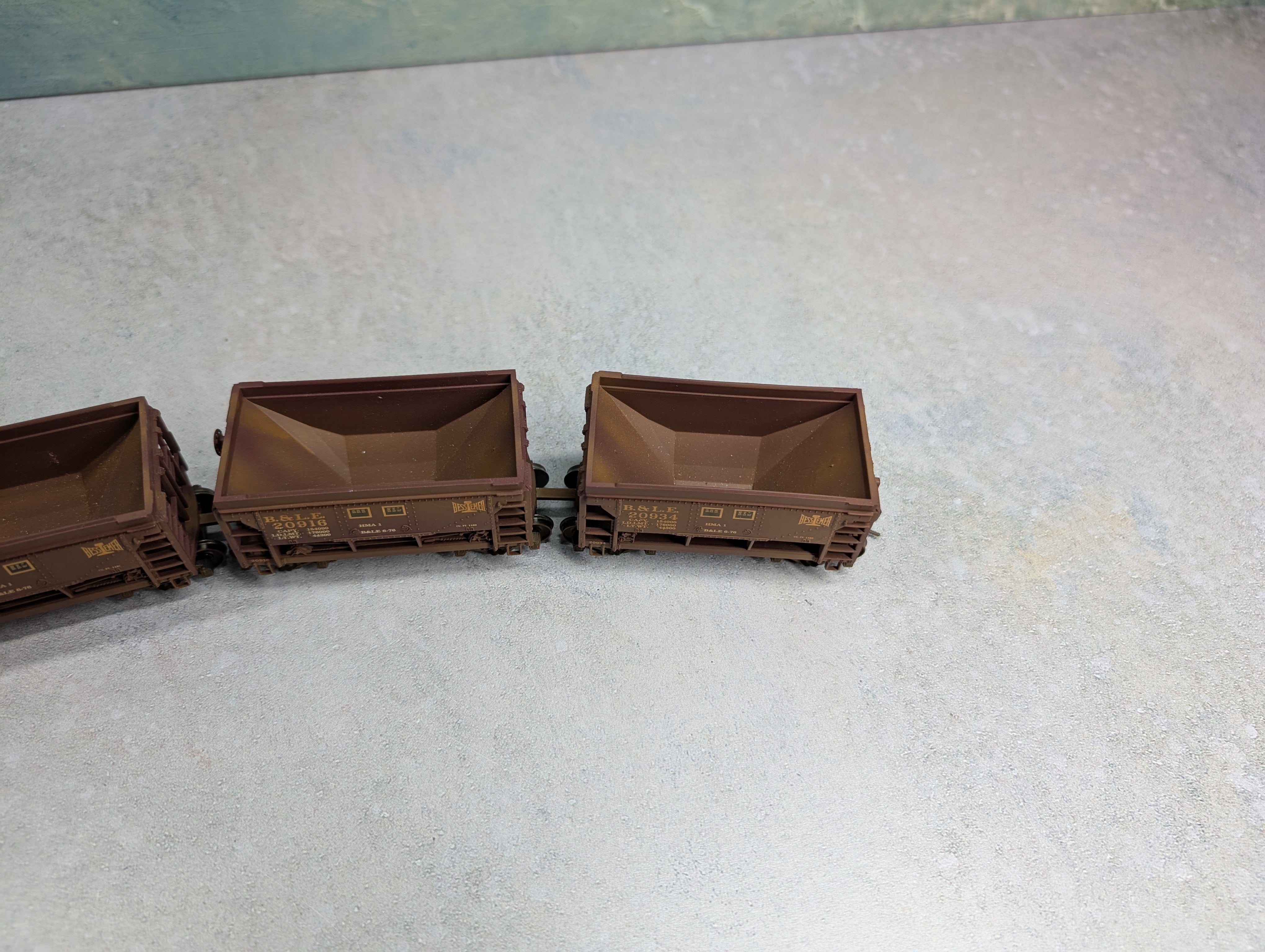 USED Walthers HO Scale 4 Unit Articulated Ore Car Set #1 Bessemer and Lake Erie Railroad B&LE #20934 Weathered