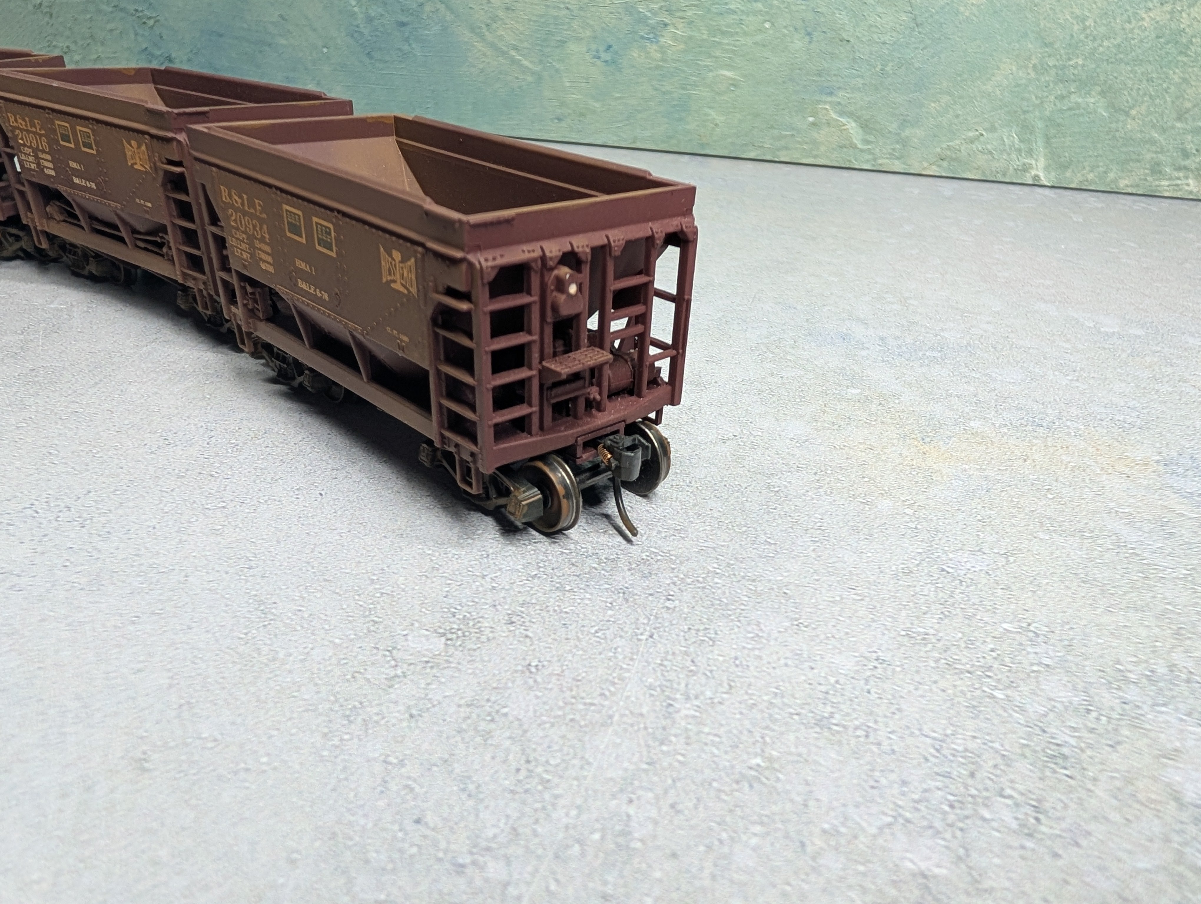 USED Walthers HO Scale 4 Unit Articulated Ore Car Set #1 Bessemer and Lake Erie Railroad B&LE #20934 Weathered