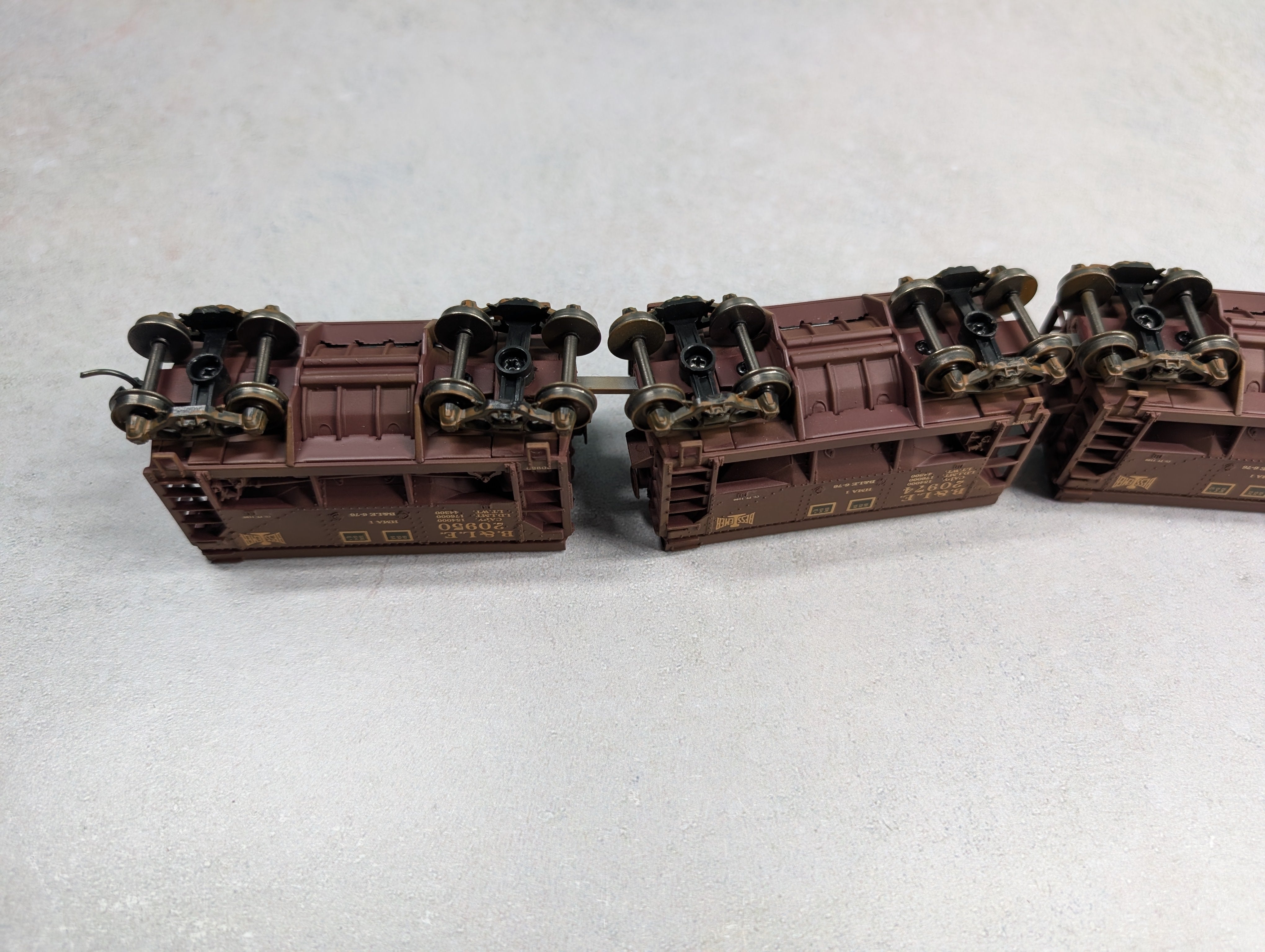 USED Walthers HO Scale 4 Unit Articulated Ore Car Set #1 Bessemer and Lake Erie Railroad B&LE #20934 Weathered