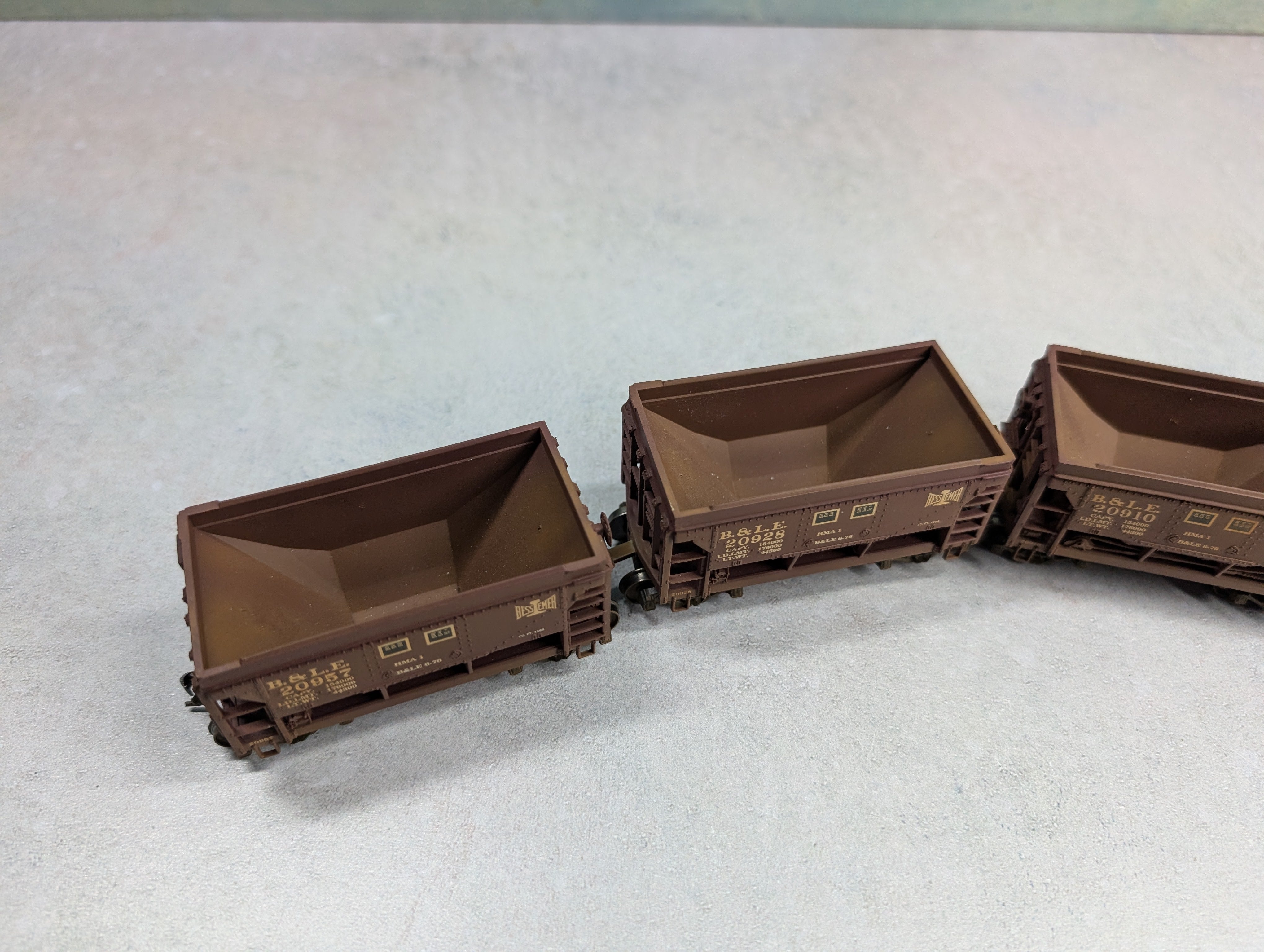 USED Walthers HO Scale 4 Unit Articulated Ore Car Set #2 Bessemer and Lake Erie Railroad B&LE #20934 Weathered