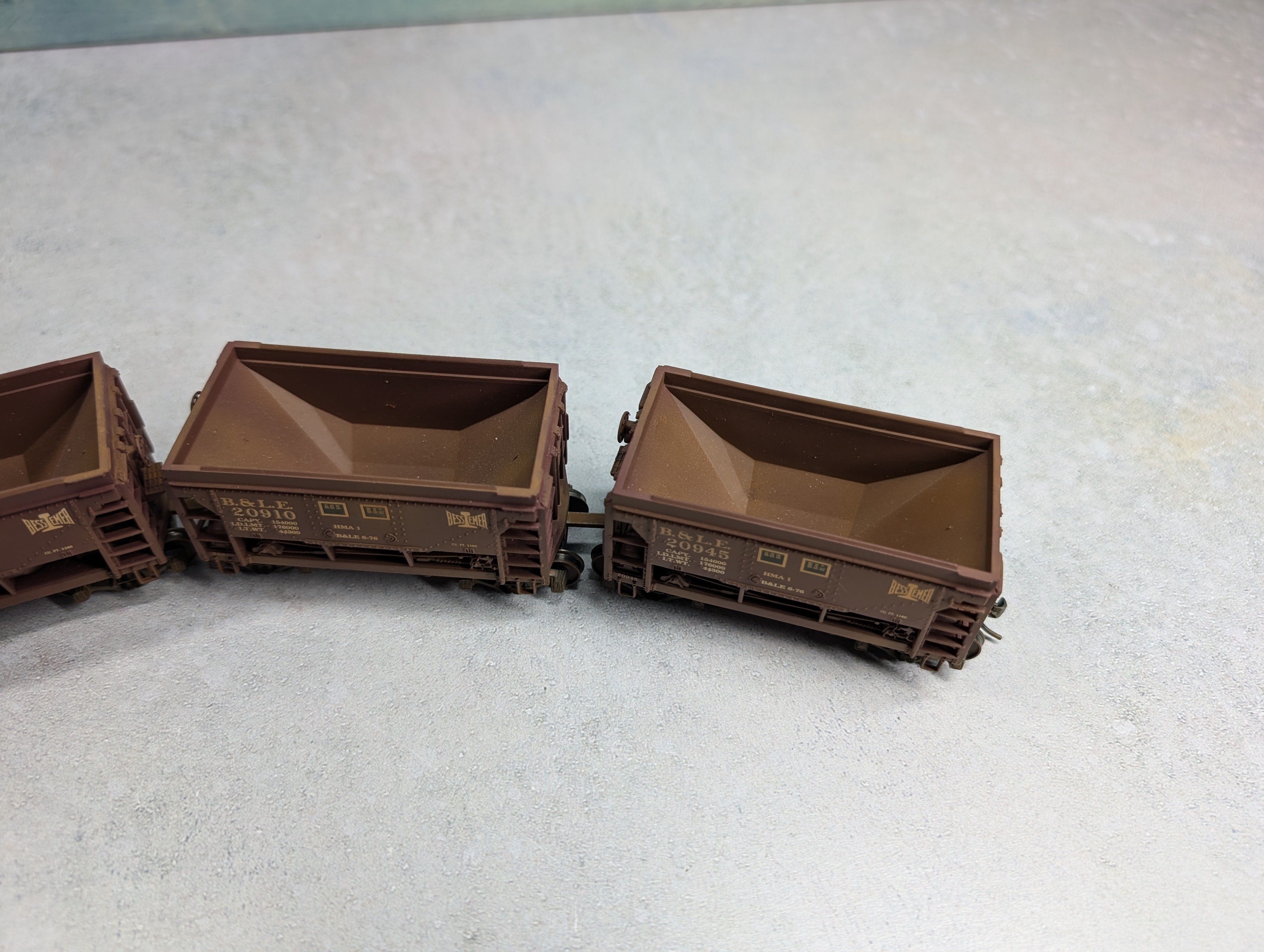 USED Walthers HO Scale 4 Unit Articulated Ore Car Set #2 Bessemer and Lake Erie Railroad B&LE #20934 Weathered