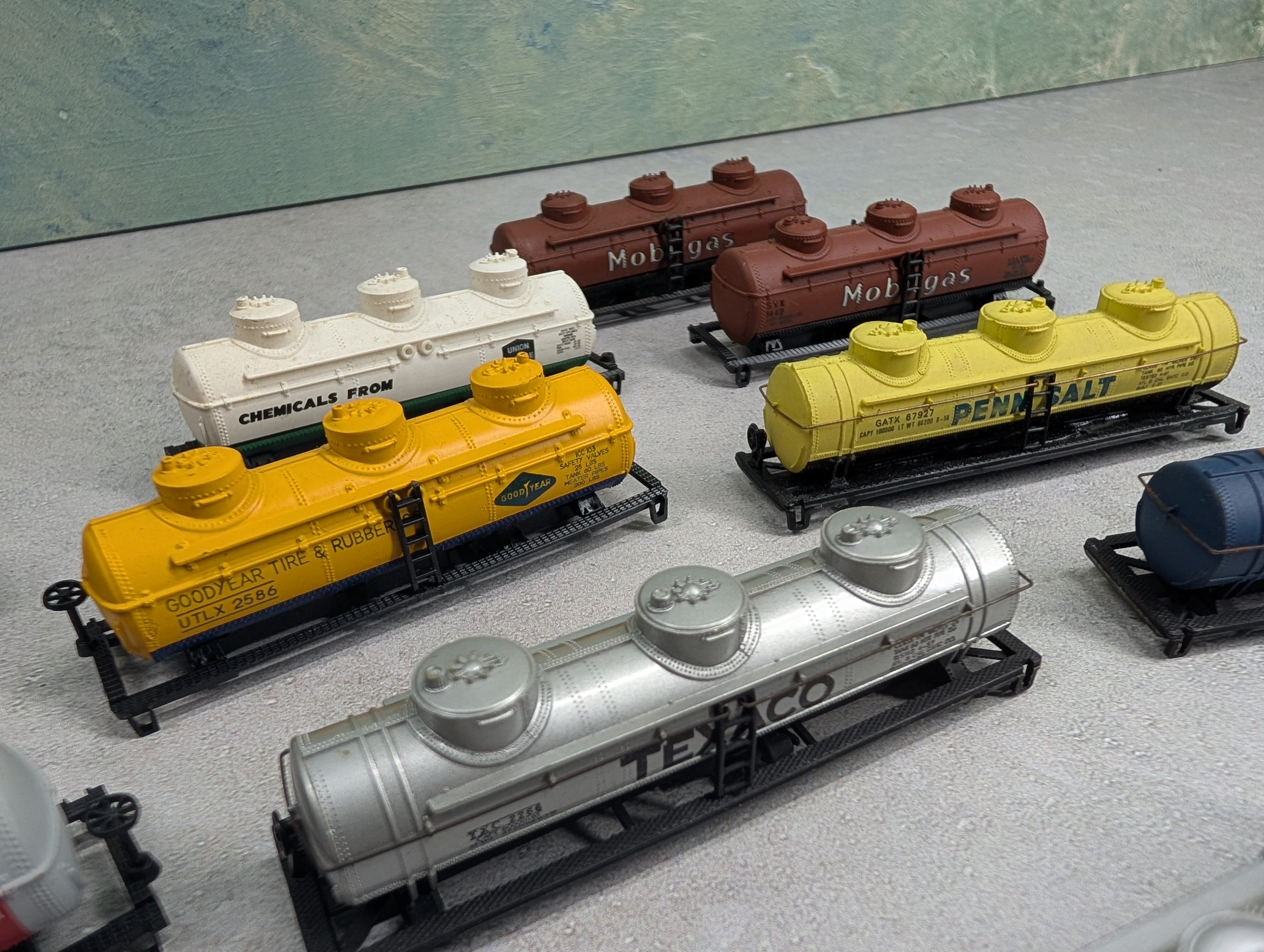 USED N Scale Lot of Tank Cars Exxon, Texaco, UTLX + more Parts/Repair (11 pcs)