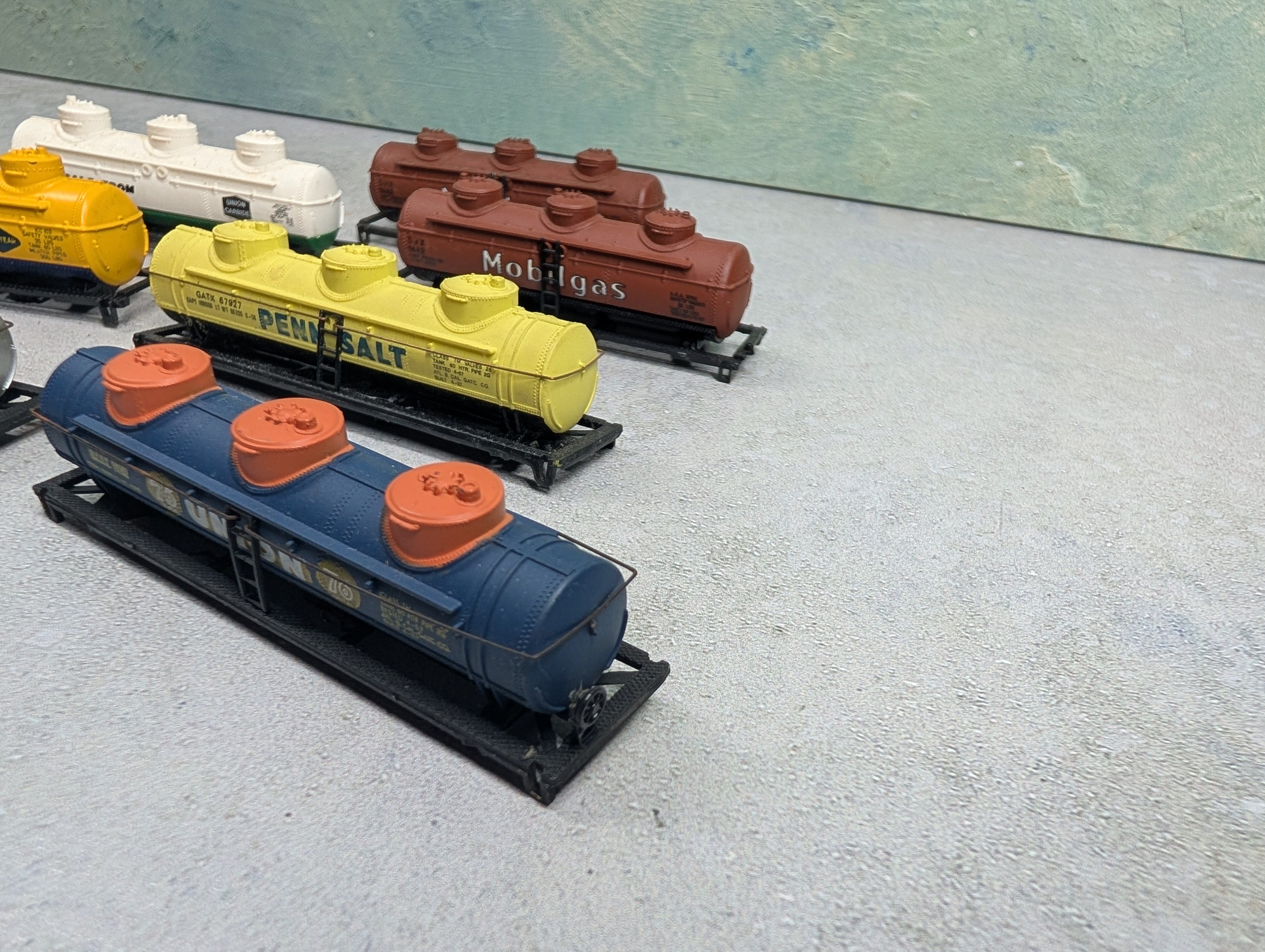 USED N Scale Lot of Tank Cars Exxon, Texaco, UTLX + more Parts/Repair (11 pcs)