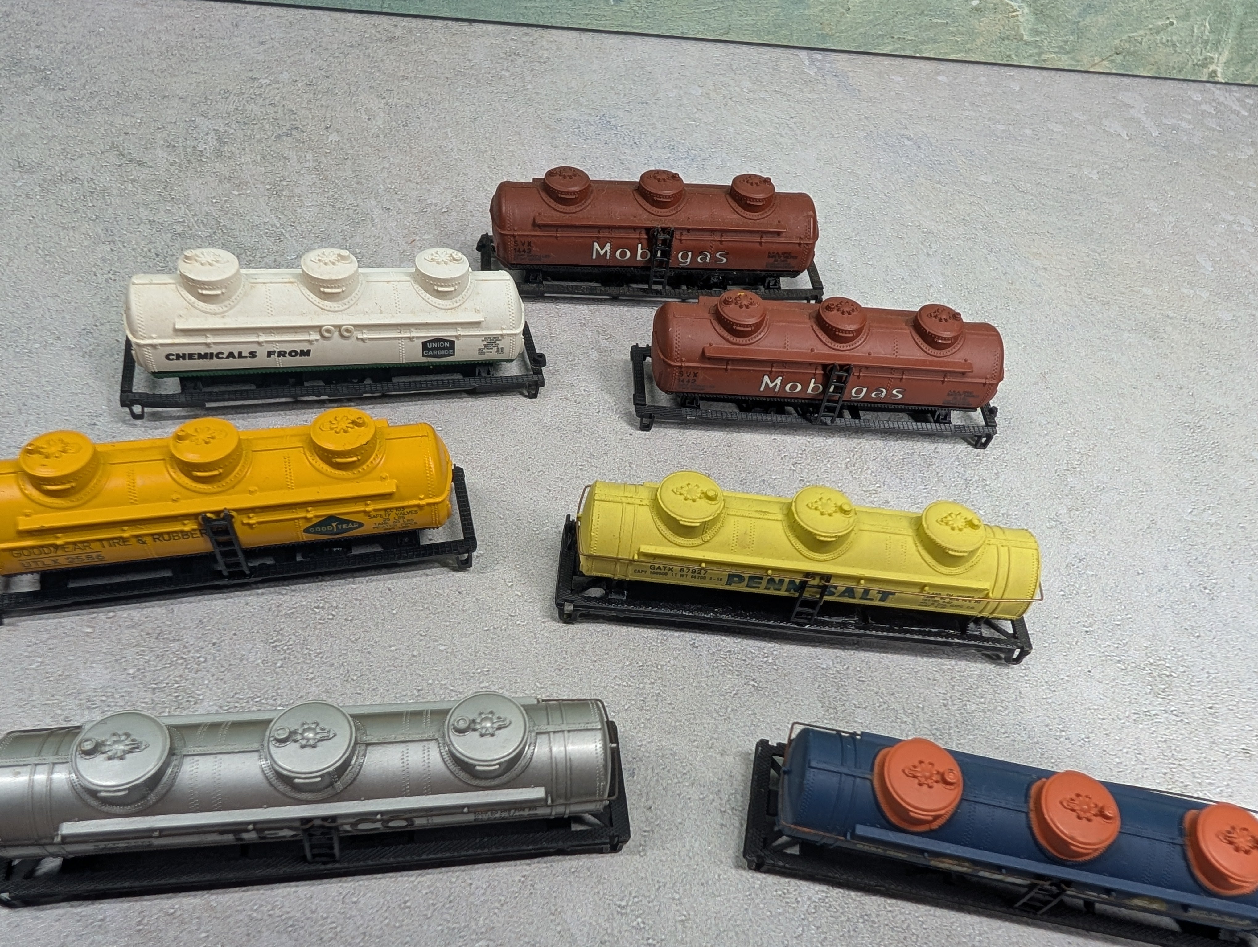 USED N Scale Lot of Tank Cars Exxon, Texaco, UTLX + more Parts/Repair (11 pcs)