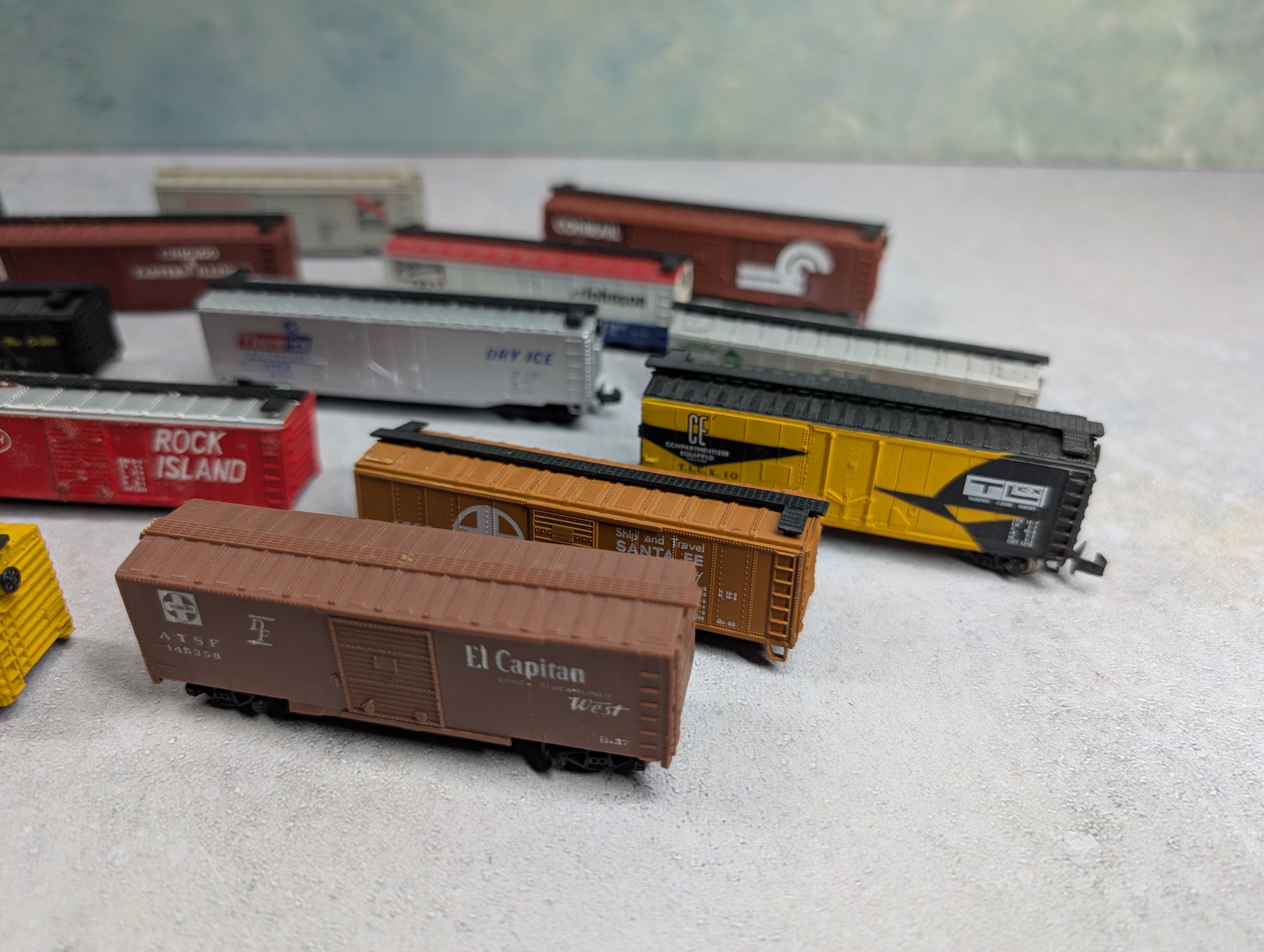 USED N Scale Large Lot of Box Cars LV, RI, Conrail +more Parts/Repair (18 pcs)