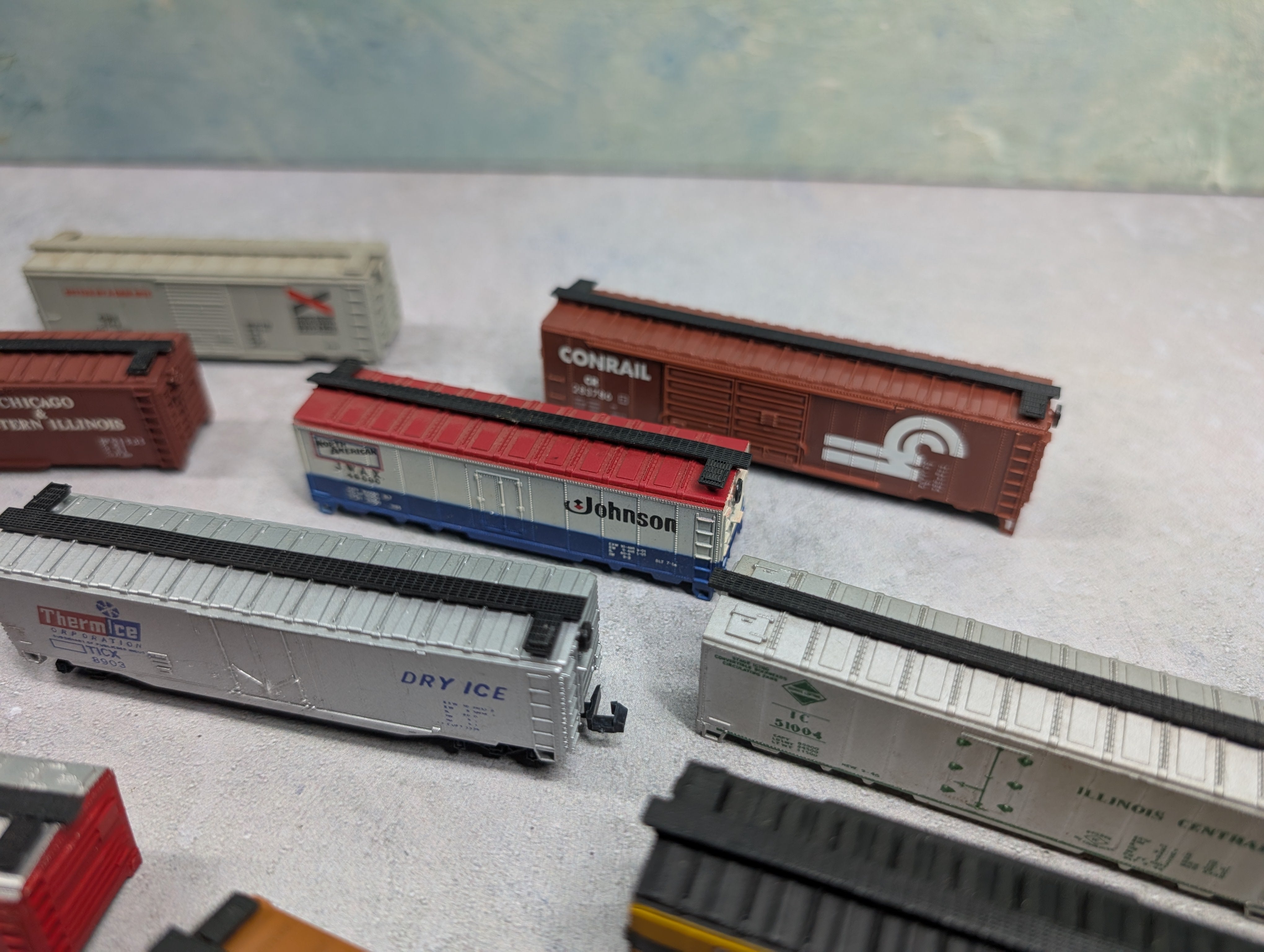 USED N Scale Large Lot of Box Cars LV, RI, Conrail +more Parts/Repair (18 pcs)