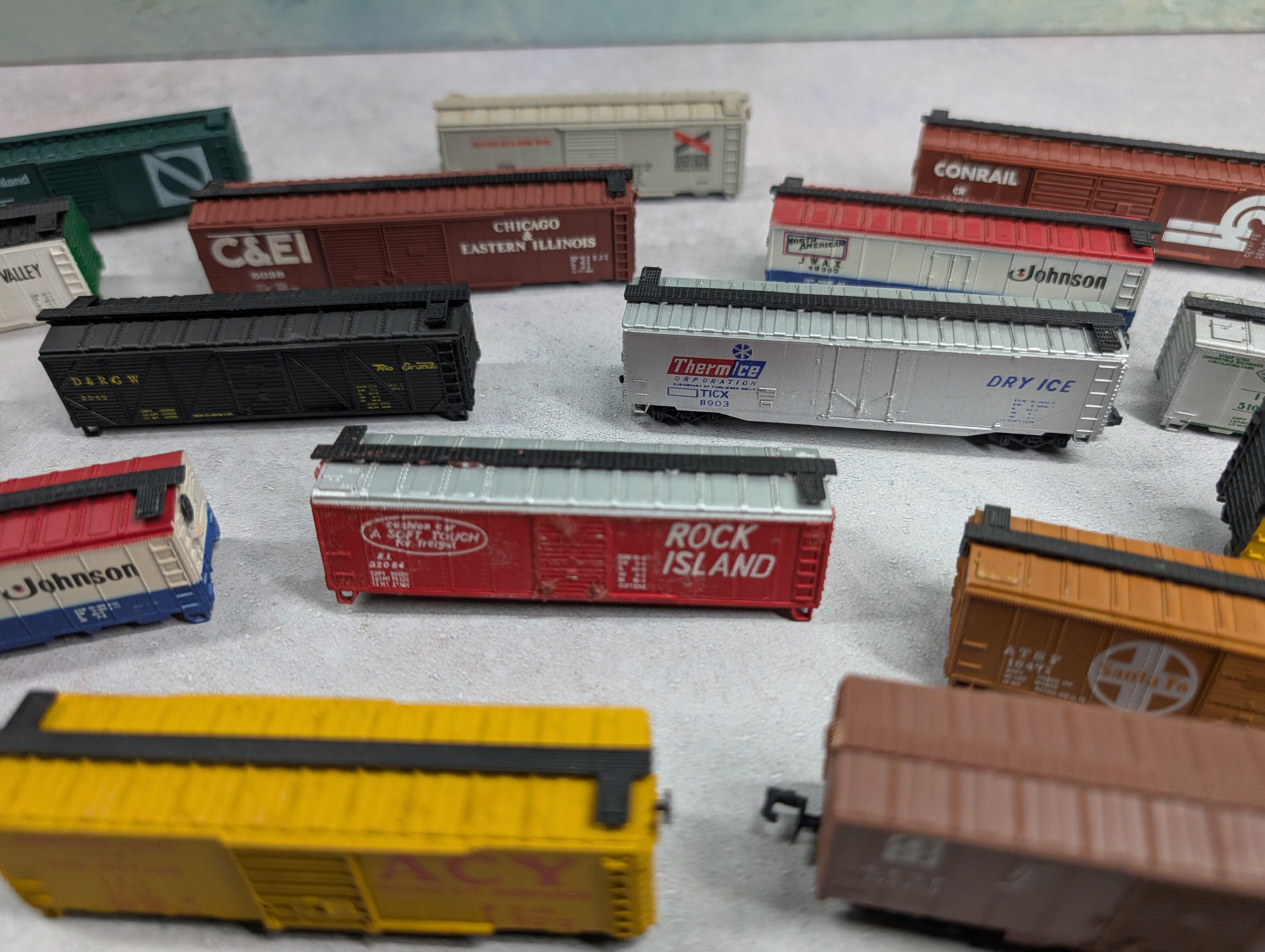 USED N Scale Large Lot of Box Cars LV, RI, Conrail +more Parts/Repair (18 pcs)
