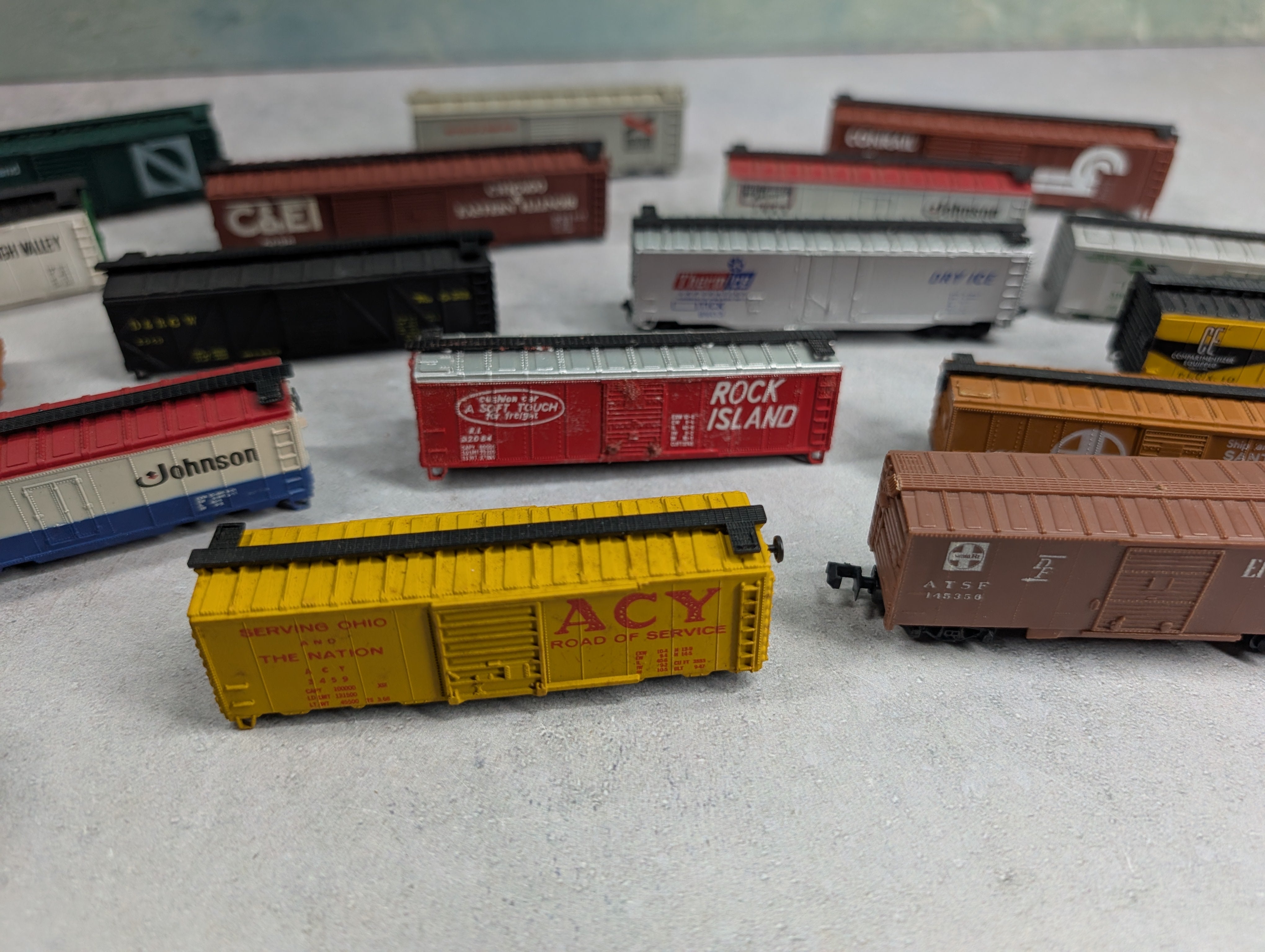 USED N Scale Large Lot of Box Cars LV, RI, Conrail +more Parts/Repair (18 pcs)