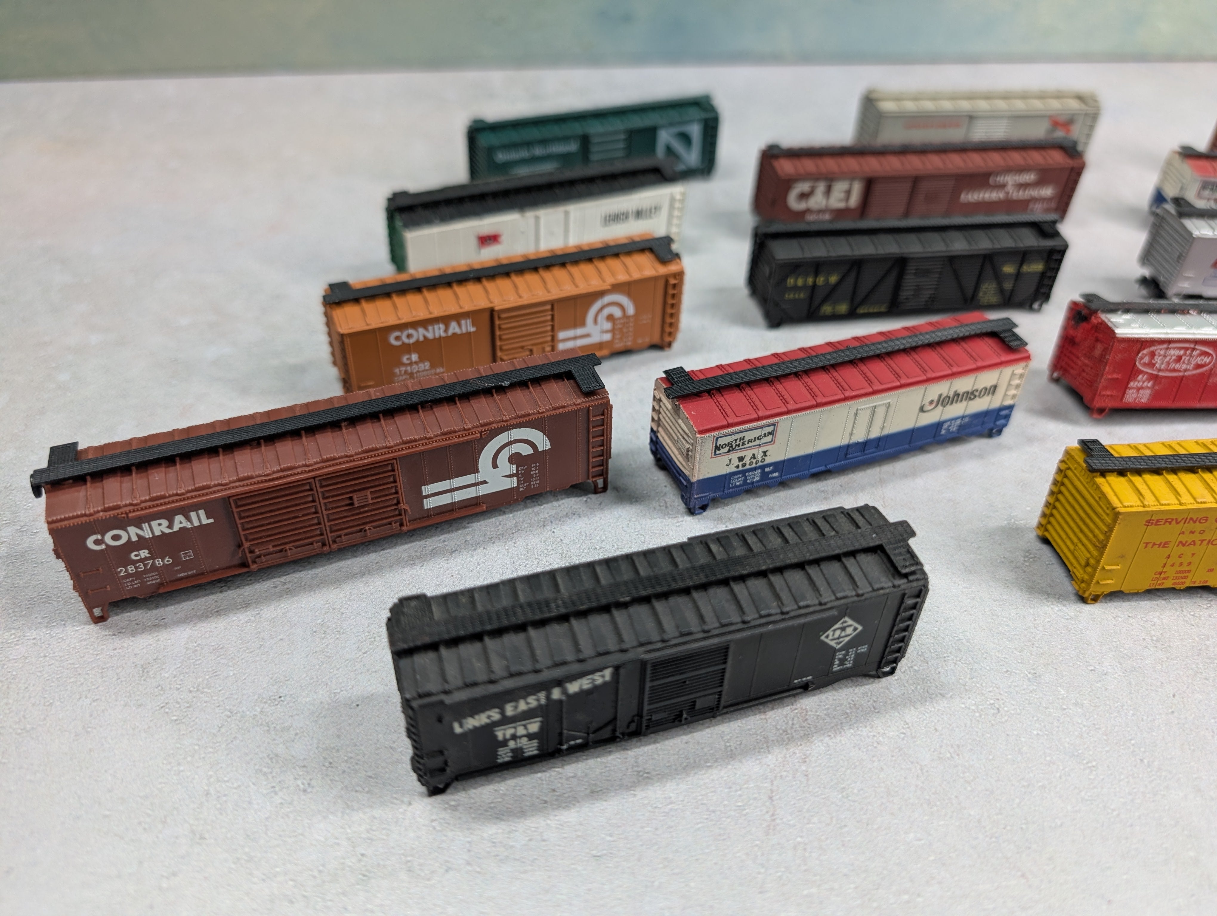 USED N Scale Large Lot of Box Cars LV, RI, Conrail +more Parts/Repair (18 pcs)