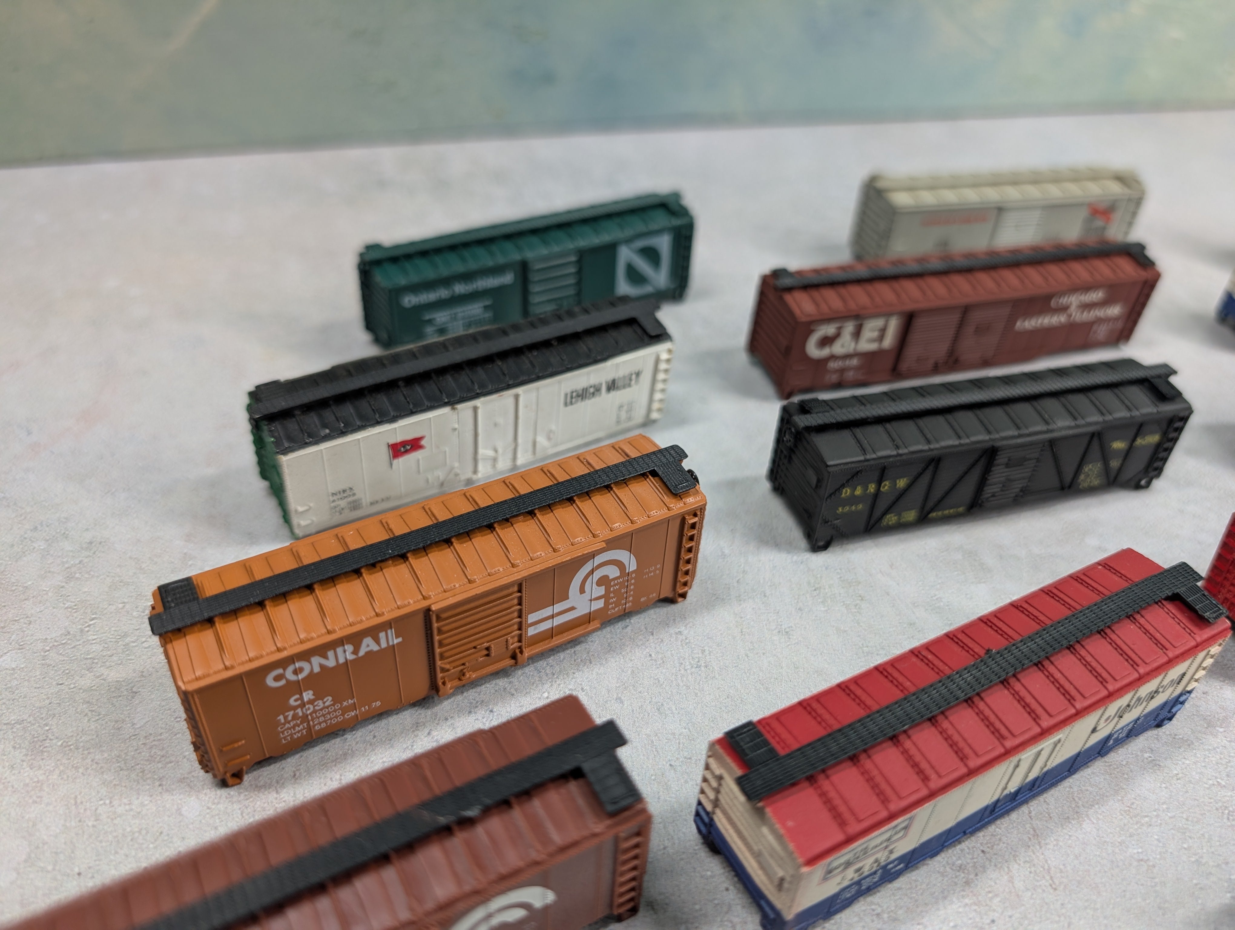 USED N Scale Large Lot of Box Cars LV, RI, Conrail +more Parts/Repair (18 pcs)