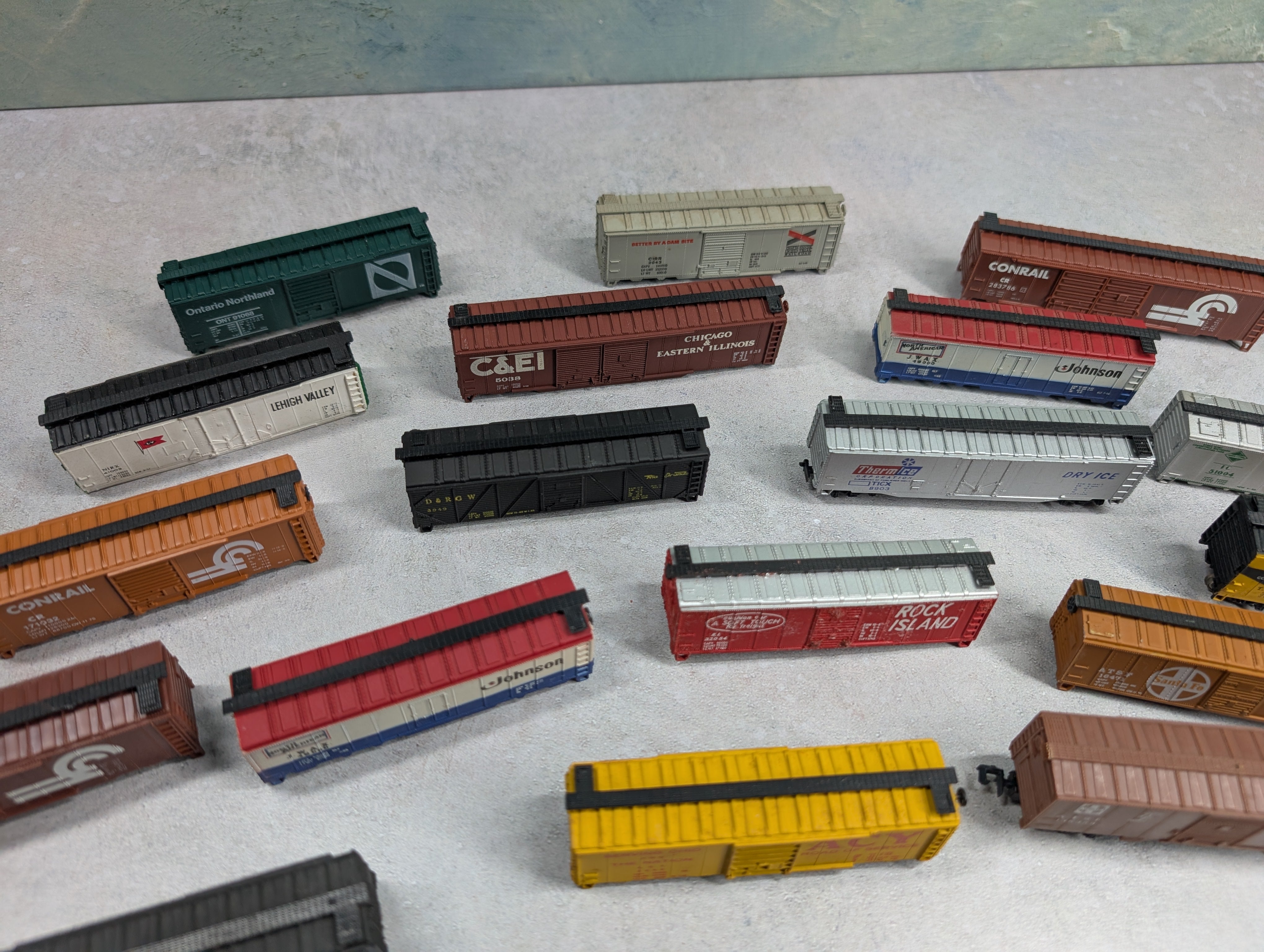 USED N Scale Large Lot of Box Cars LV, RI, Conrail +more Parts/Repair (18 pcs)