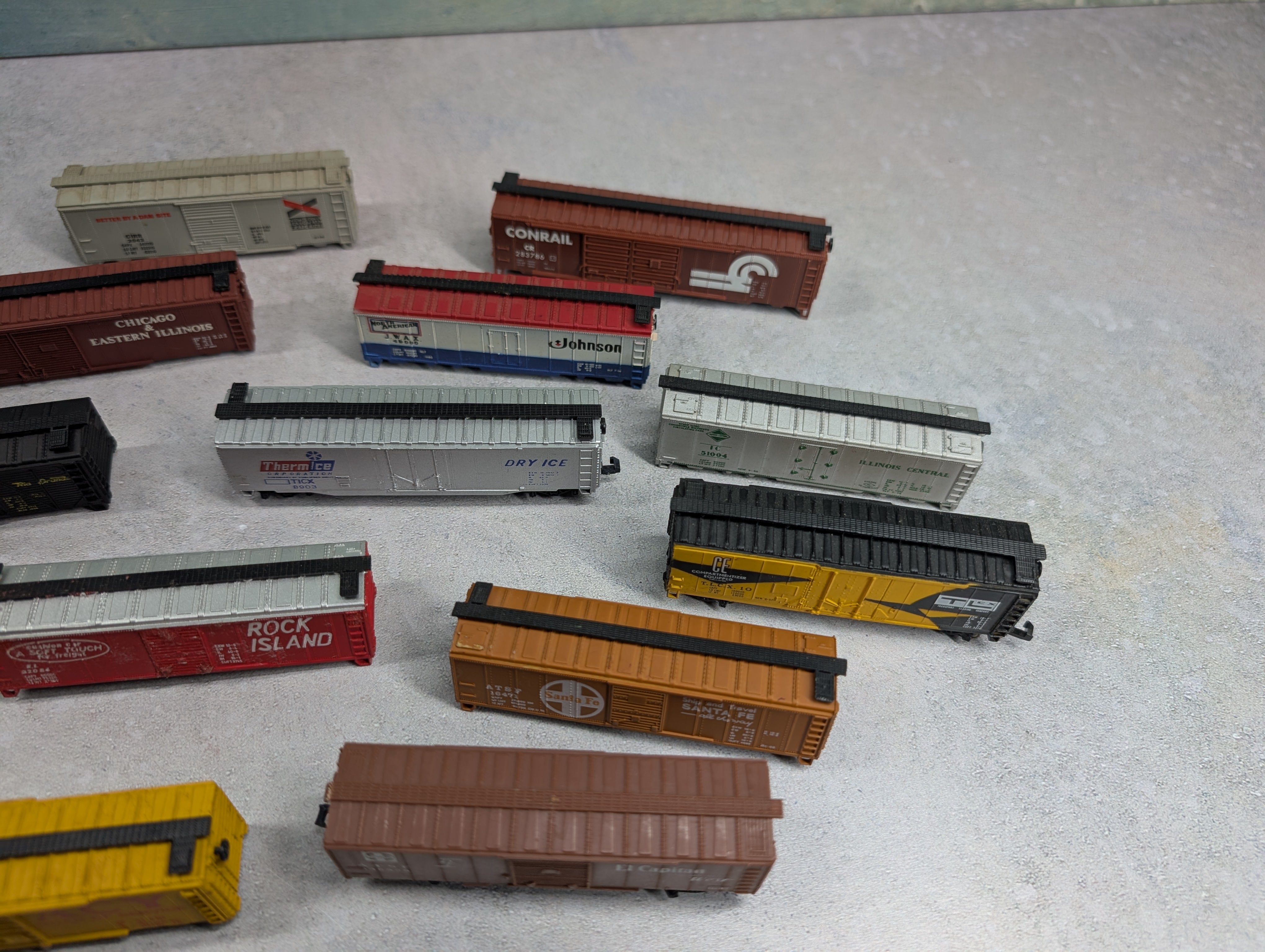USED N Scale Large Lot of Box Cars LV, RI, Conrail +more Parts/Repair (18 pcs)