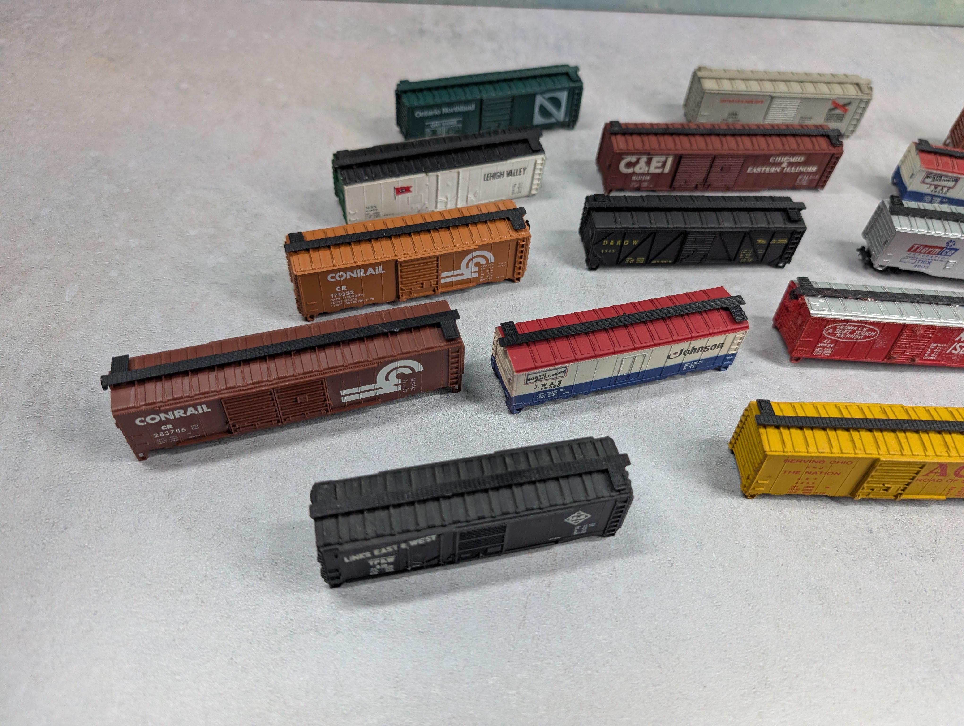USED N Scale Large Lot of Box Cars LV, RI, Conrail +more Parts/Repair (18 pcs)